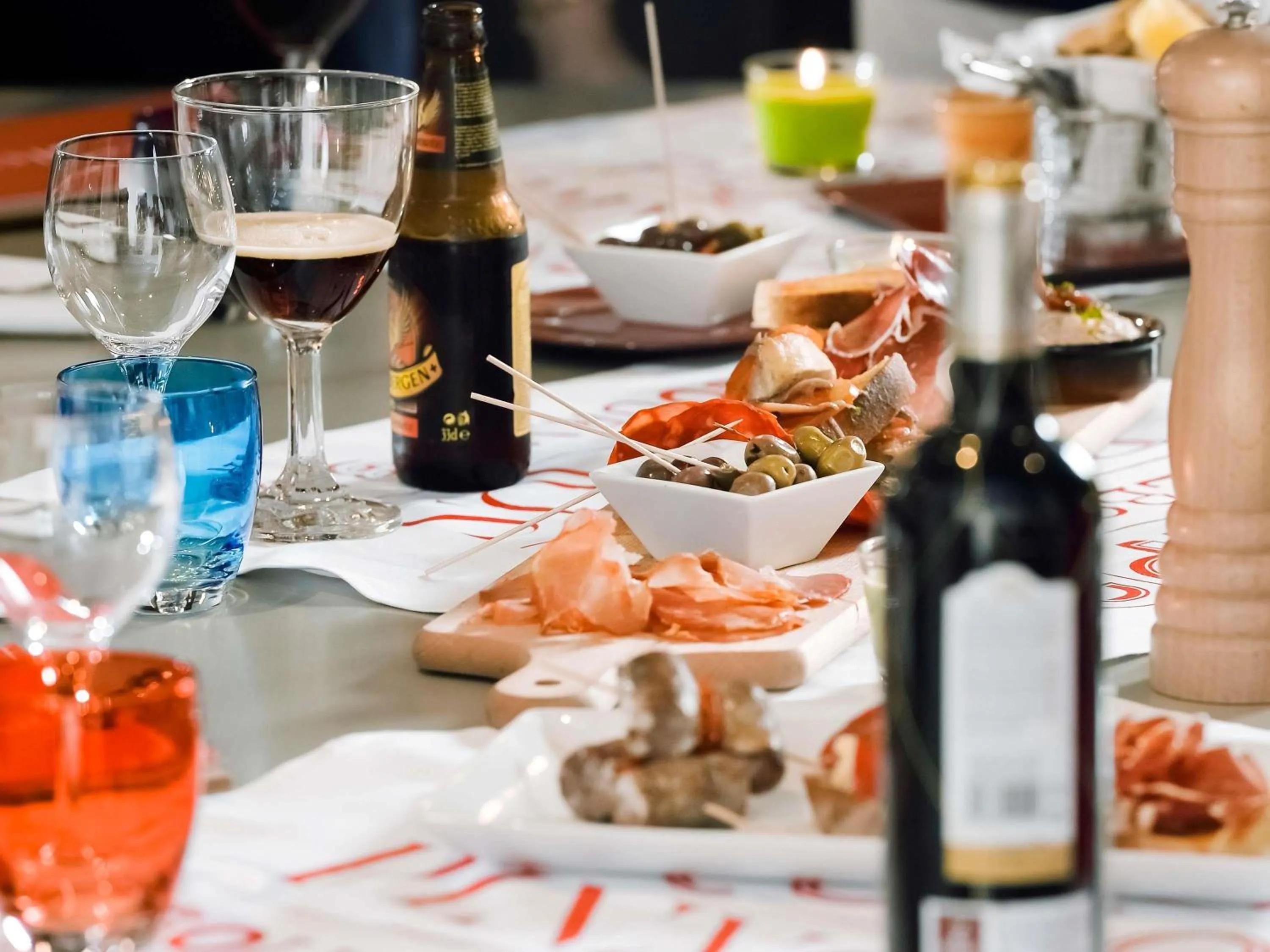 Lounge or bar in Novotel Cardiff Centre