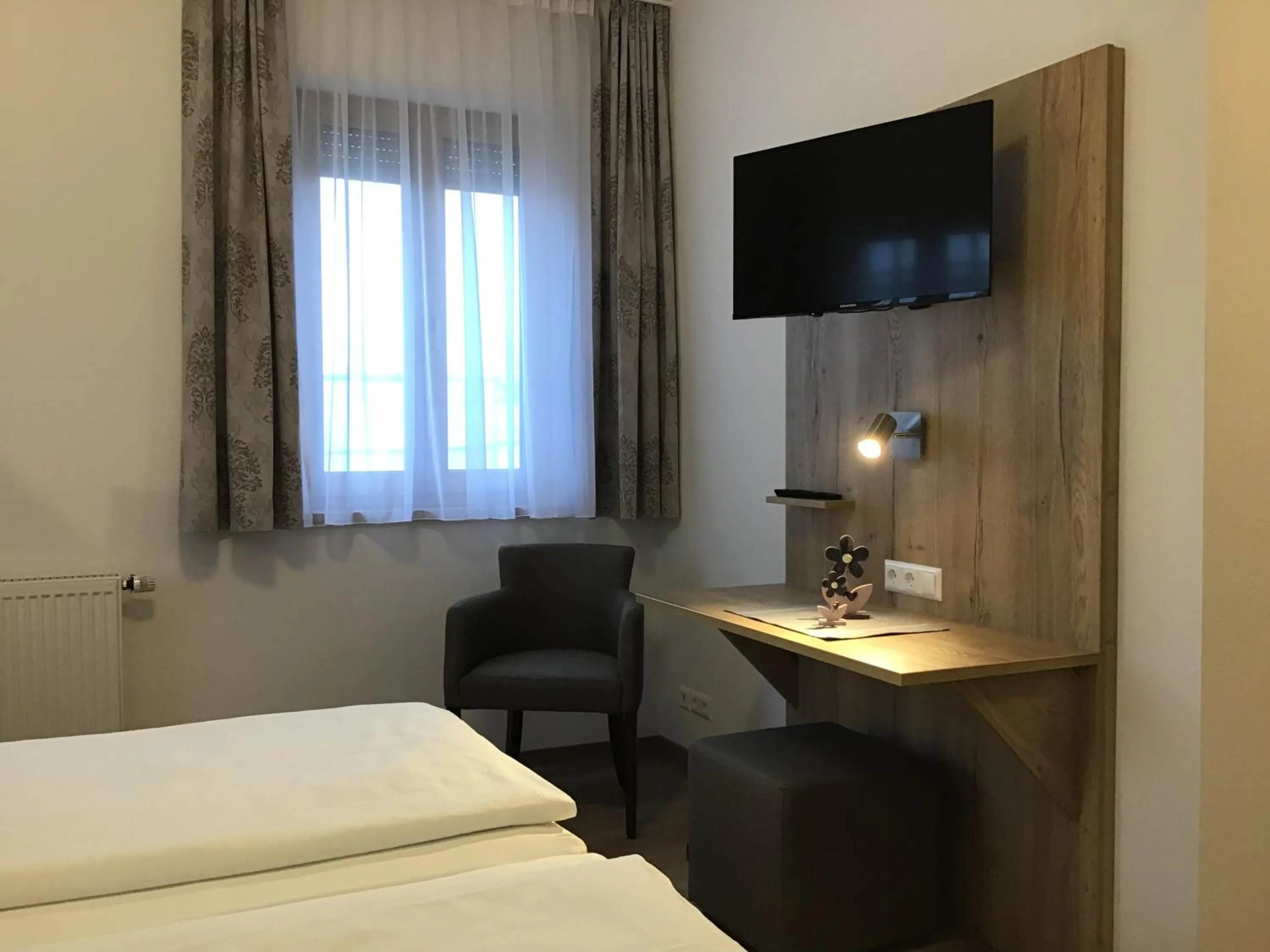 TV and multimedia, Bed in Gasthof Hotel Esterer