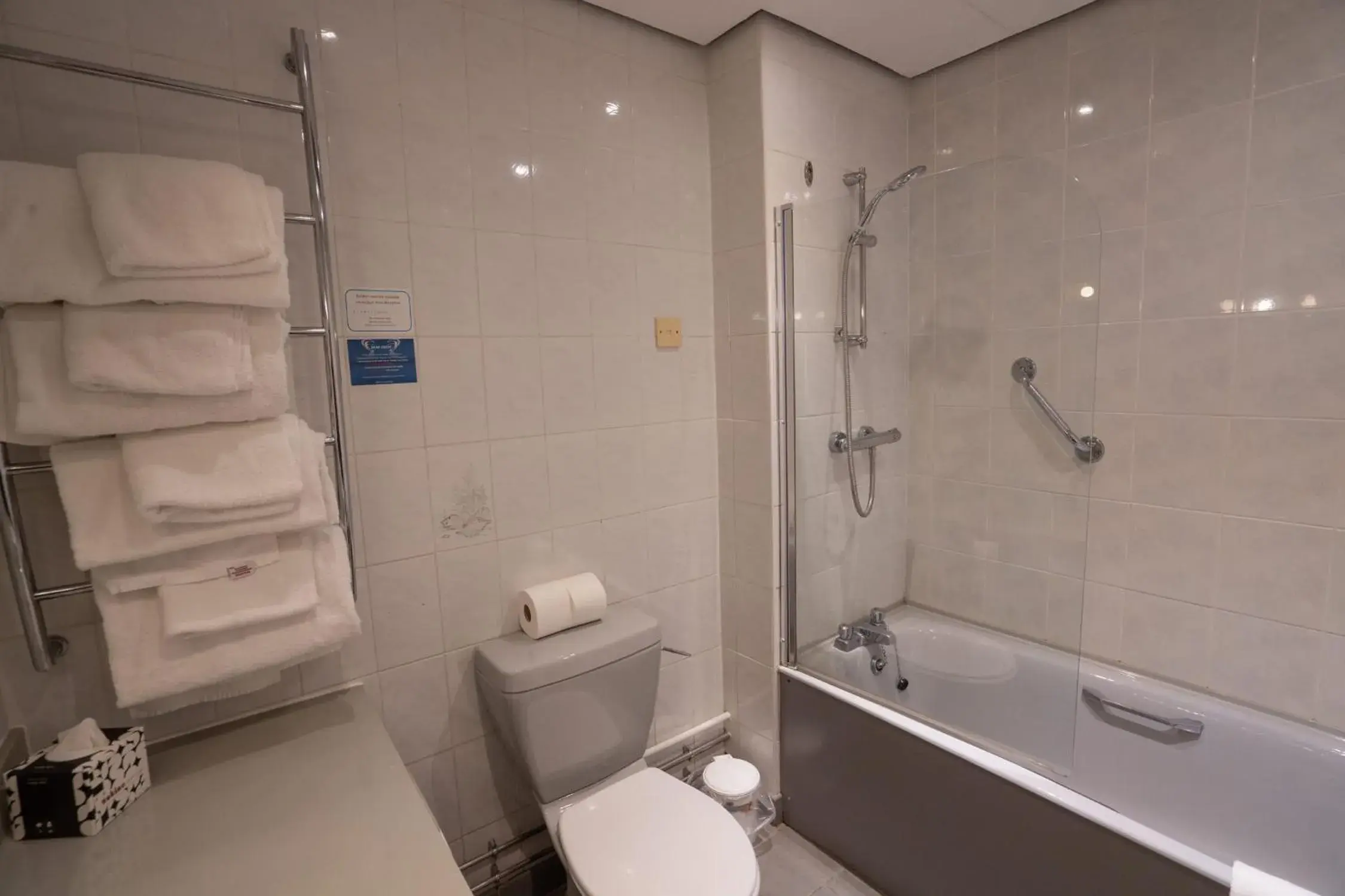 Bathroom in Skipton Hotel - formerly known as Hotel Rendezvous-Skipton Bathroom in Skipton Hotel - formerly known as Hotel Rendezvous-Skipton