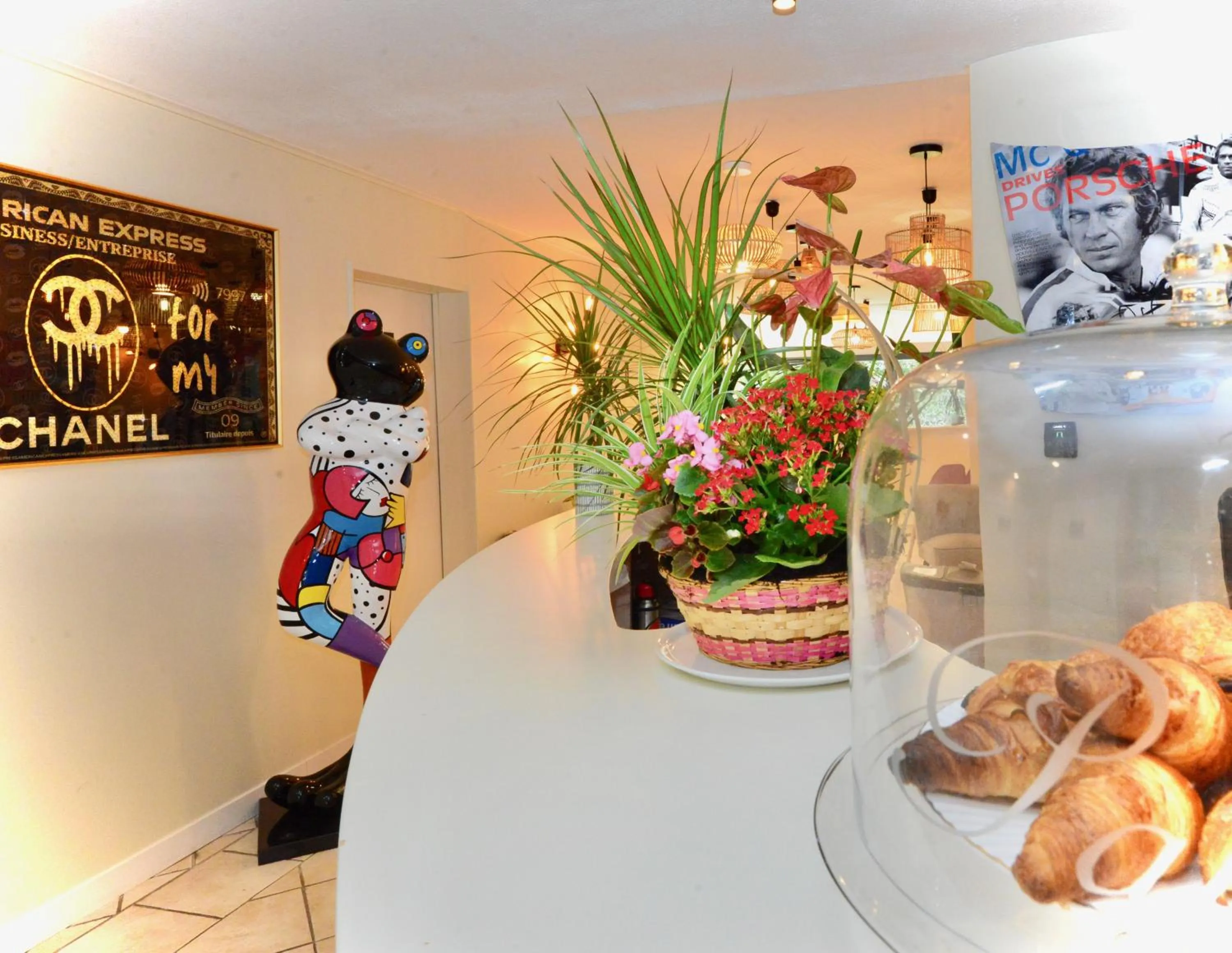 Lobby or reception in Best Western Gemenos Villa Florette