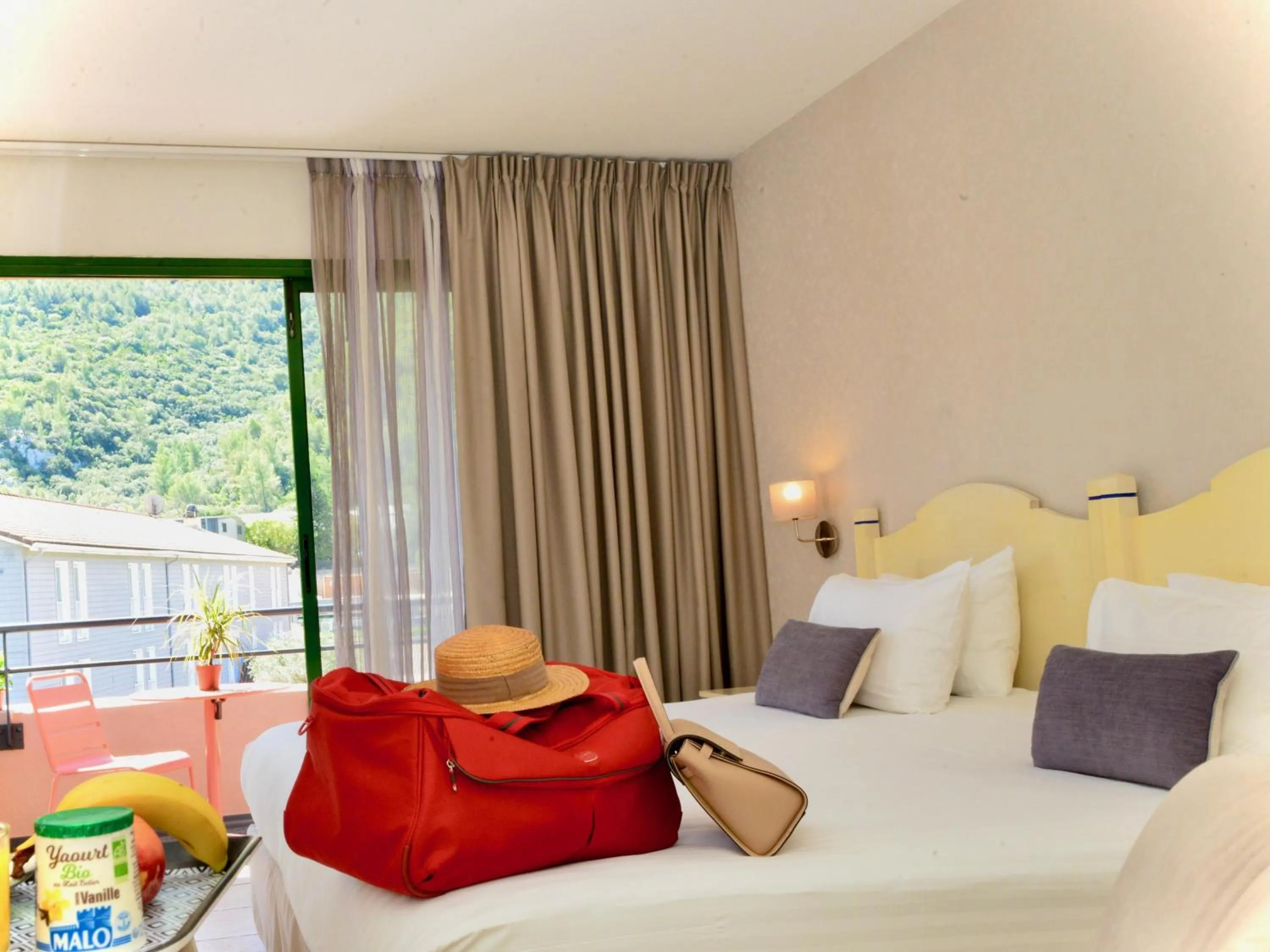 Bedroom, Bed in Sure Hotel by Best Western Gemenos en Provence