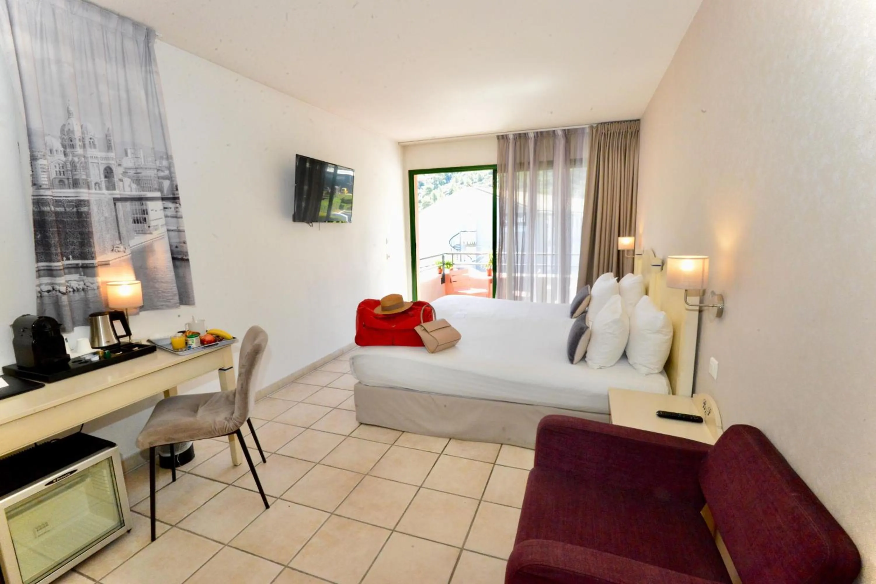 Bedroom, Bed in Sure Hotel by Best Western Gemenos en Provence
