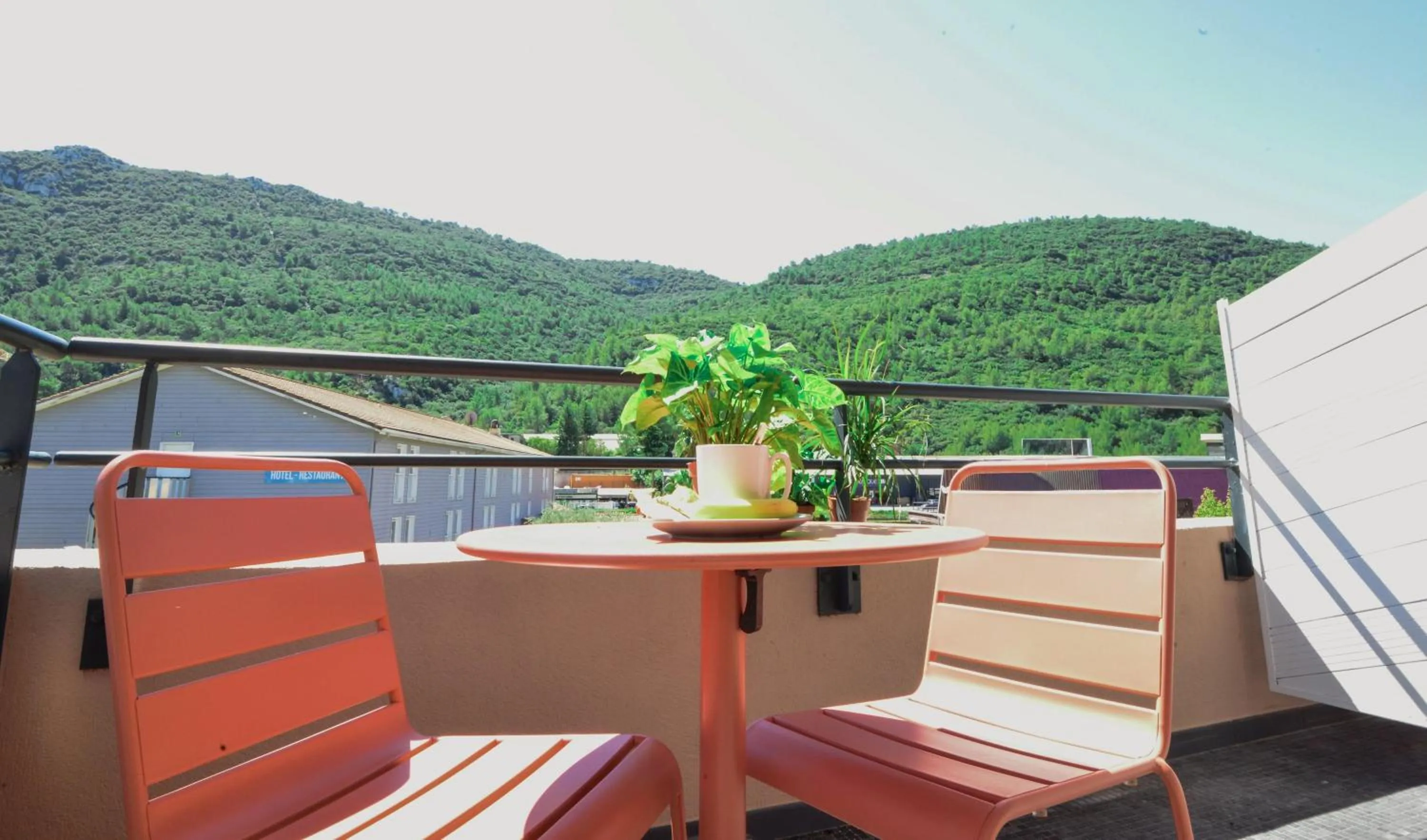 Property building in Sure Hotel by Best Western Gemenos en Provence