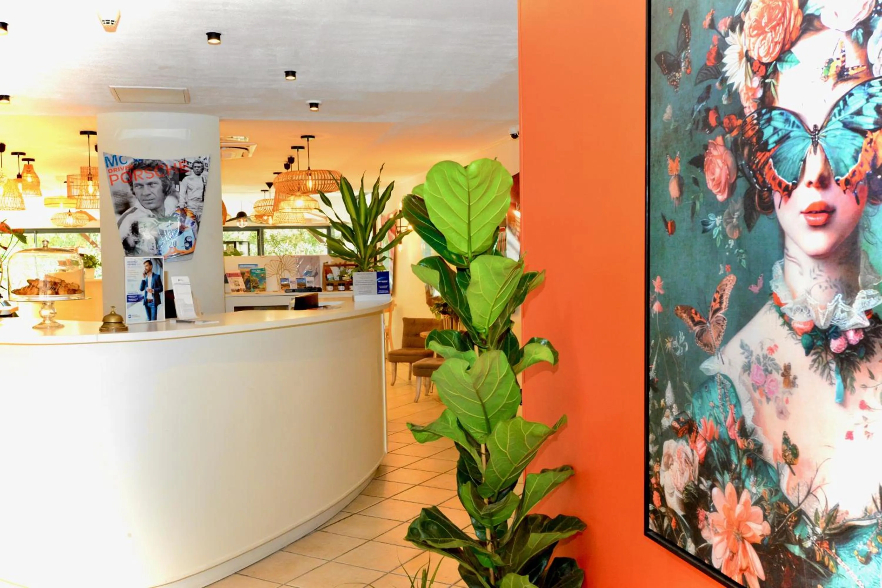 Lobby or reception in Best Western Gemenos Villa Florette