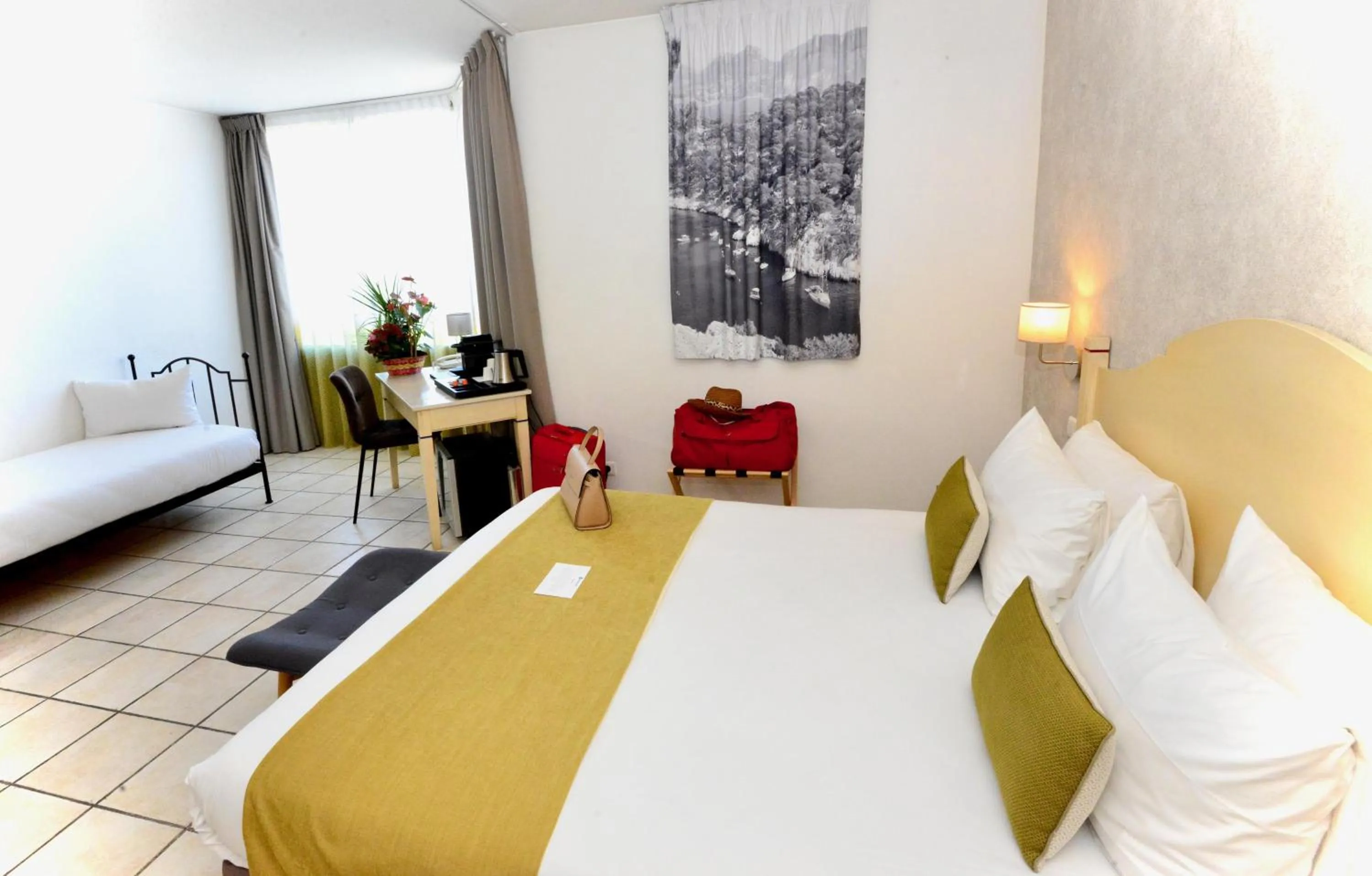 Bedroom, Bed in Sure Hotel by Best Western Gemenos en Provence