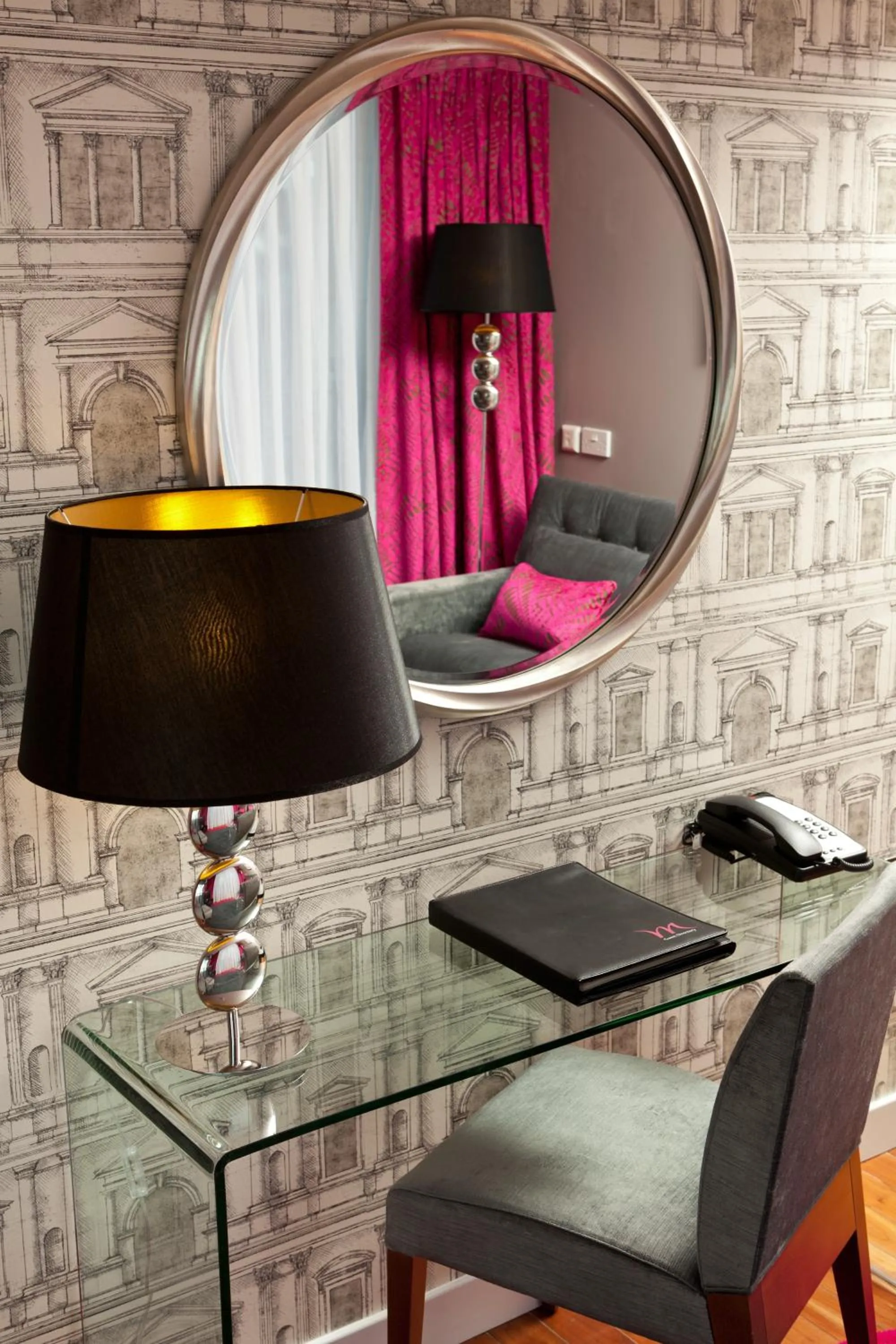 Seating area, TV/Entertainment Center in Mercure Brigstow Bristol