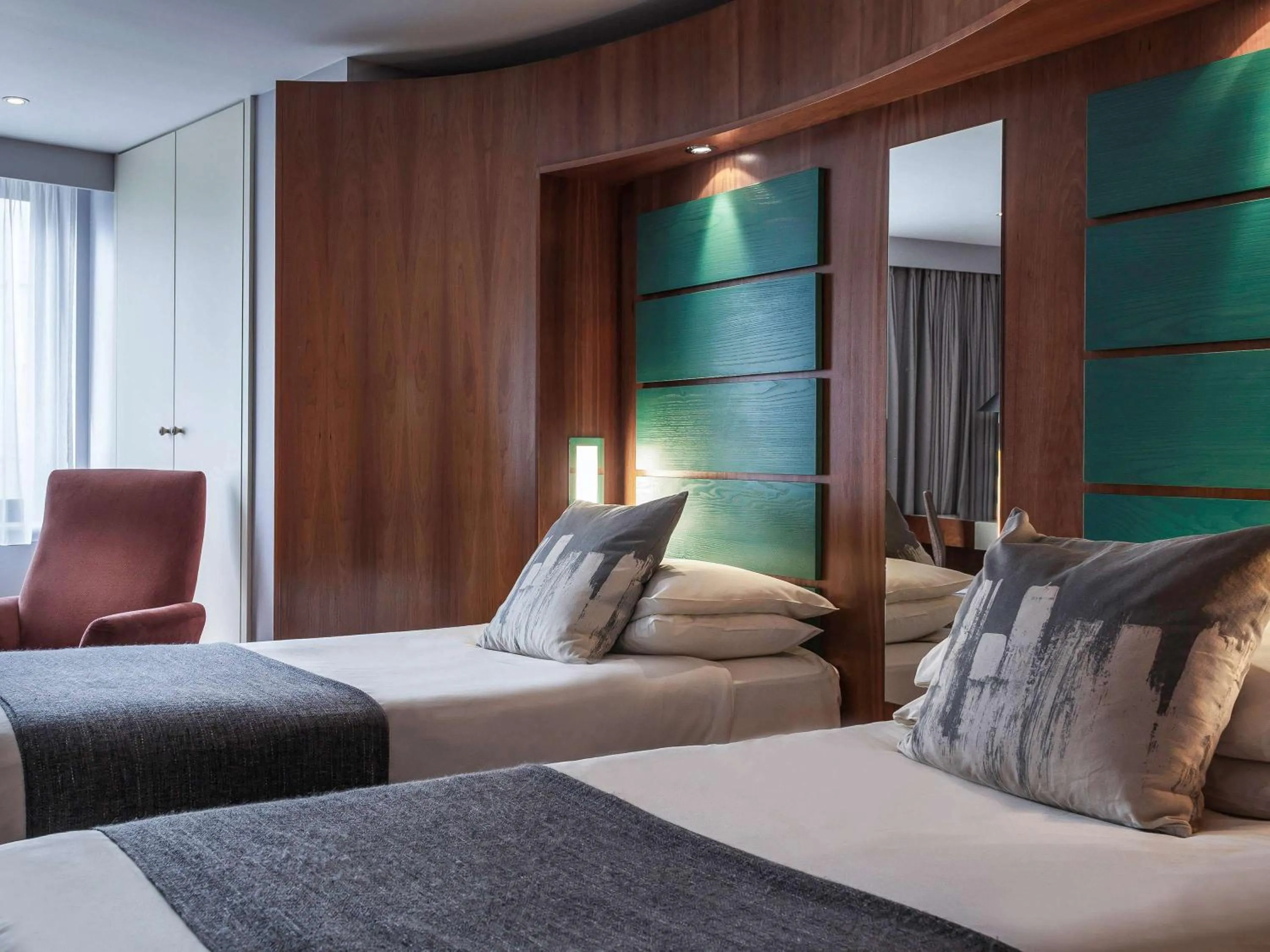 Photo of the whole room in Mercure Brigstow Bristol