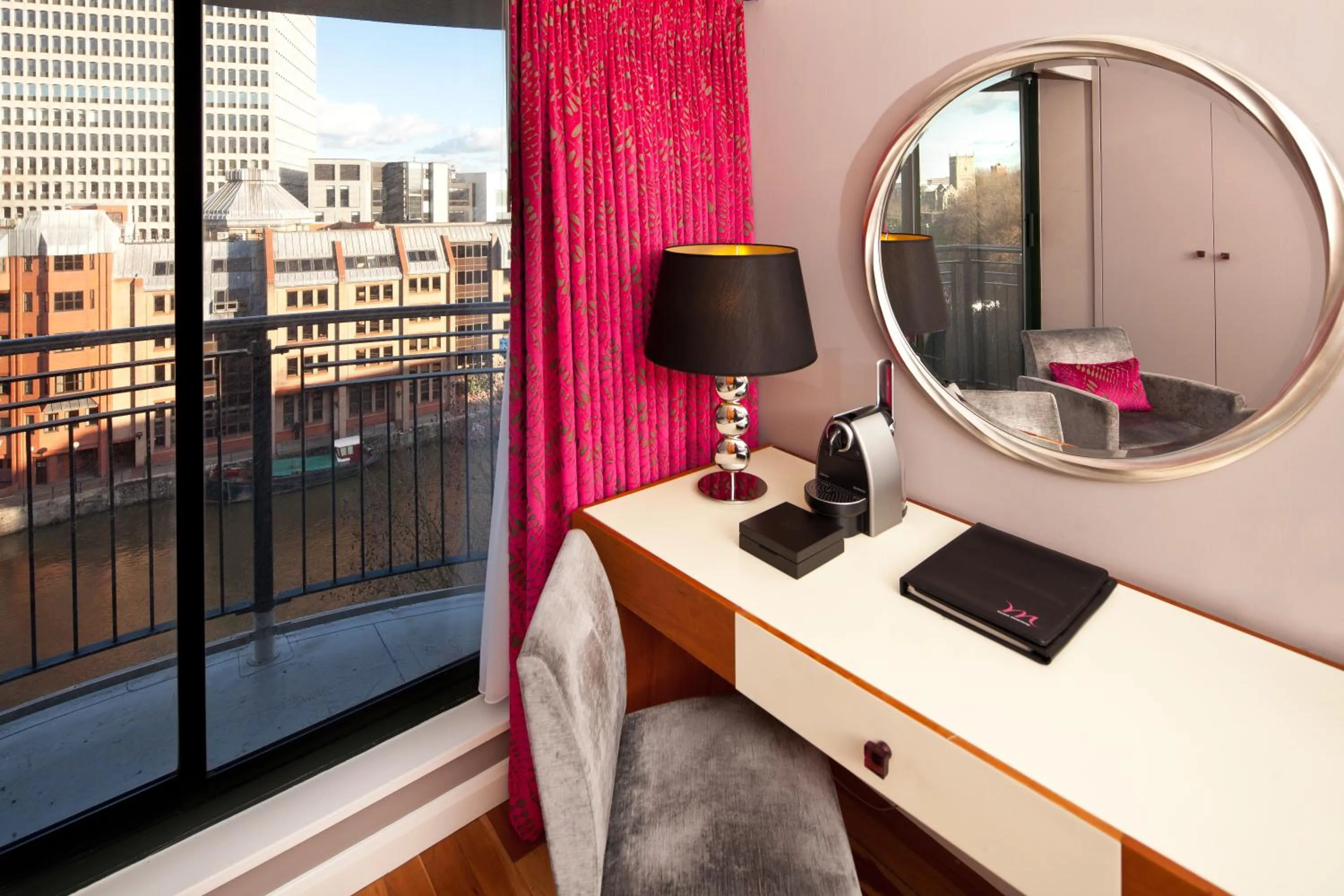 View (from property/room), TV/Entertainment Center in Mercure Brigstow Bristol