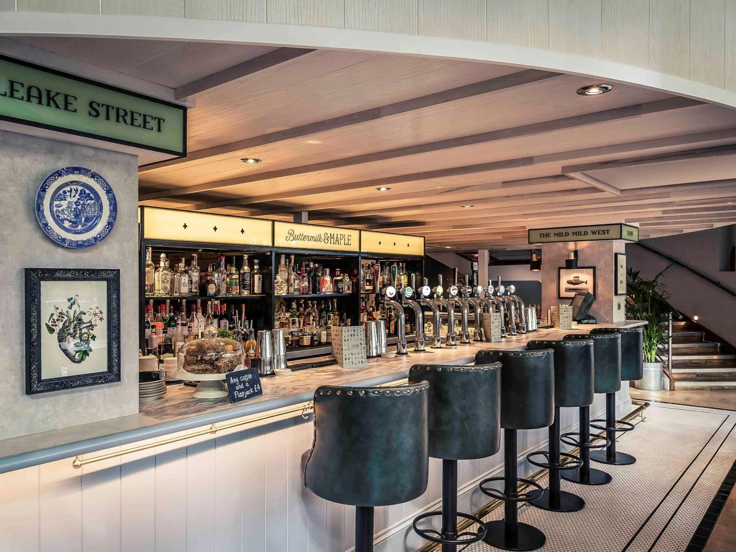 Property building, Lounge/Bar in Mercure Brigstow Bristol