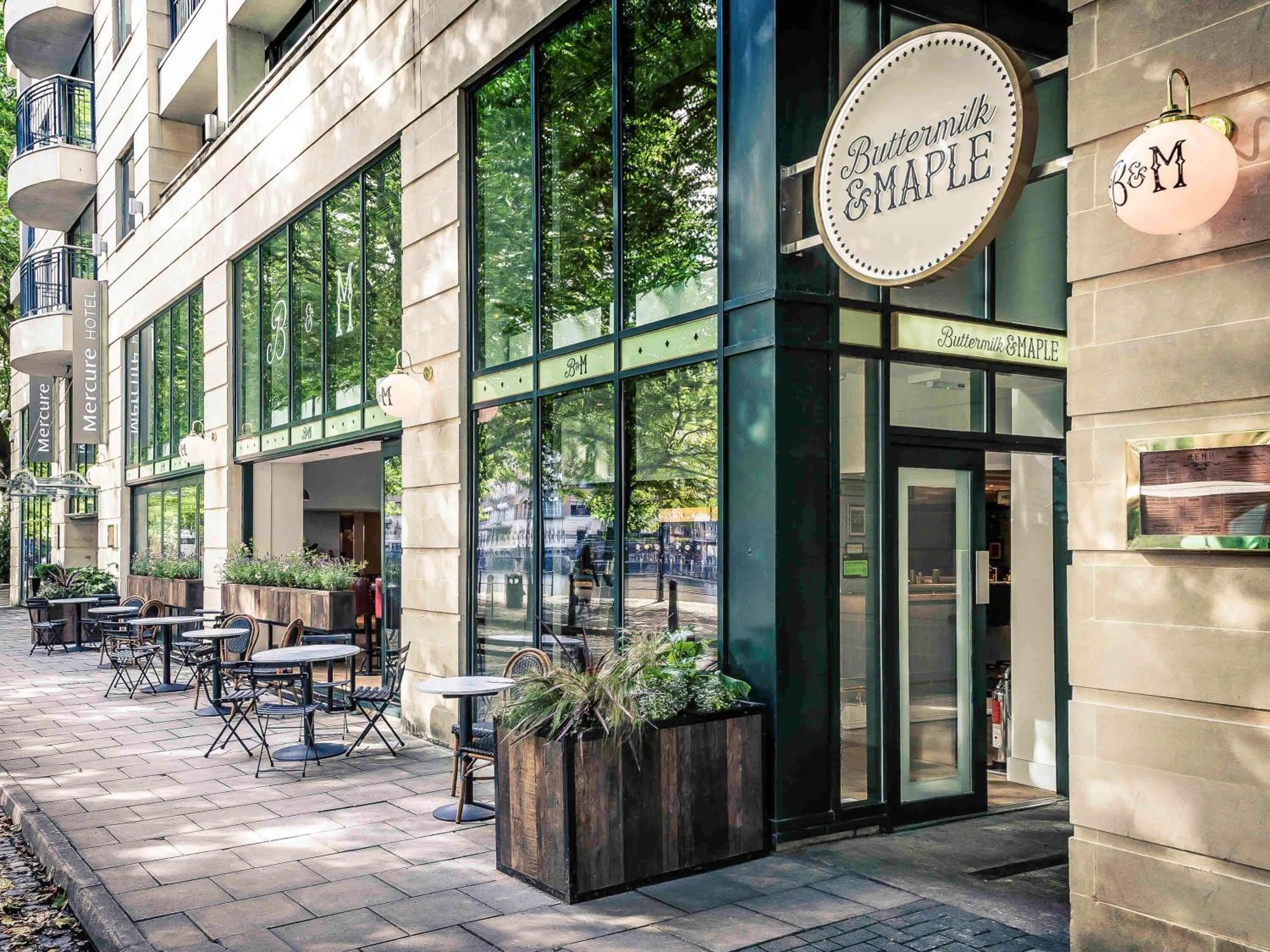 Property building in Mercure Brigstow Bristol