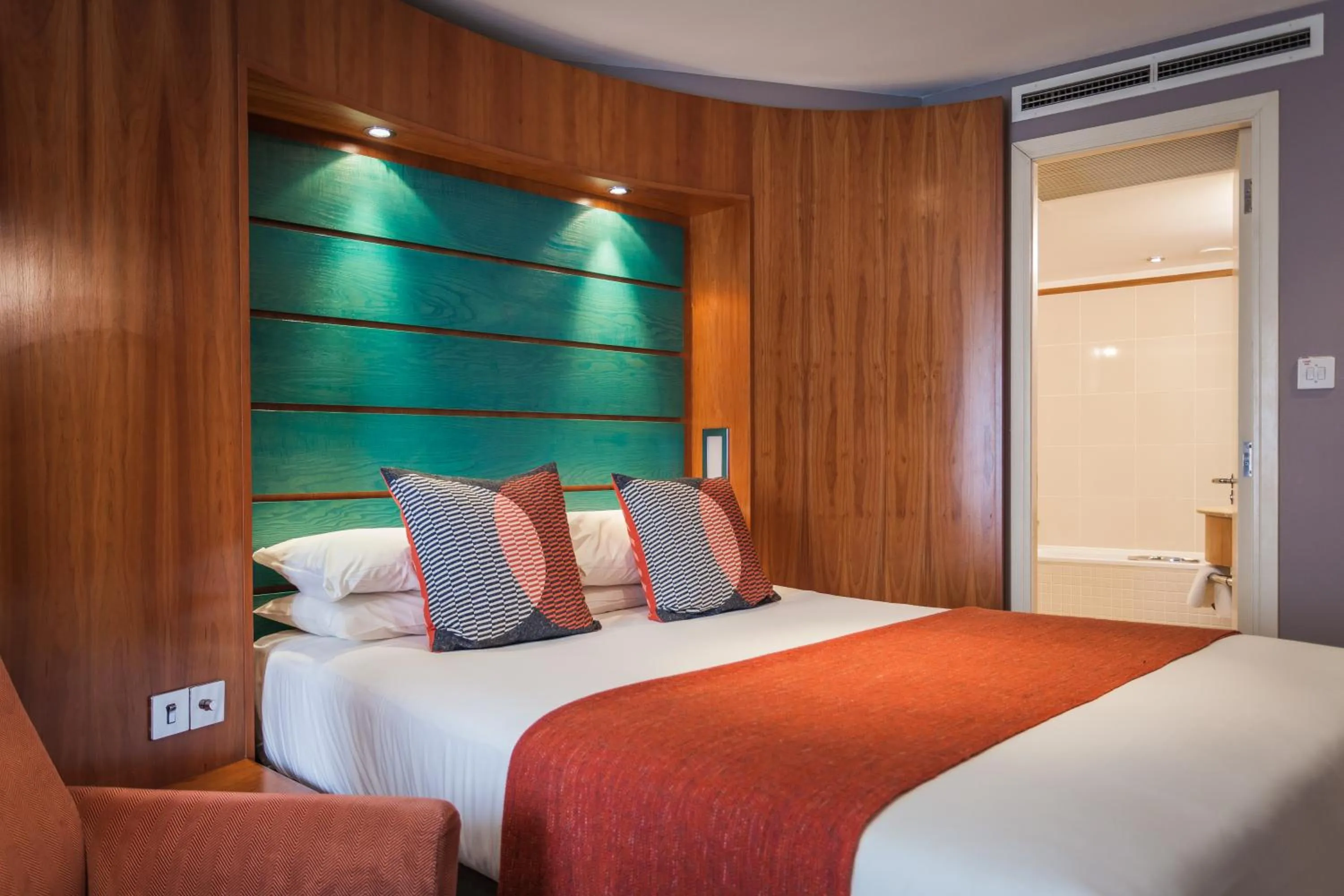 Bed in Mercure Brigstow Bristol