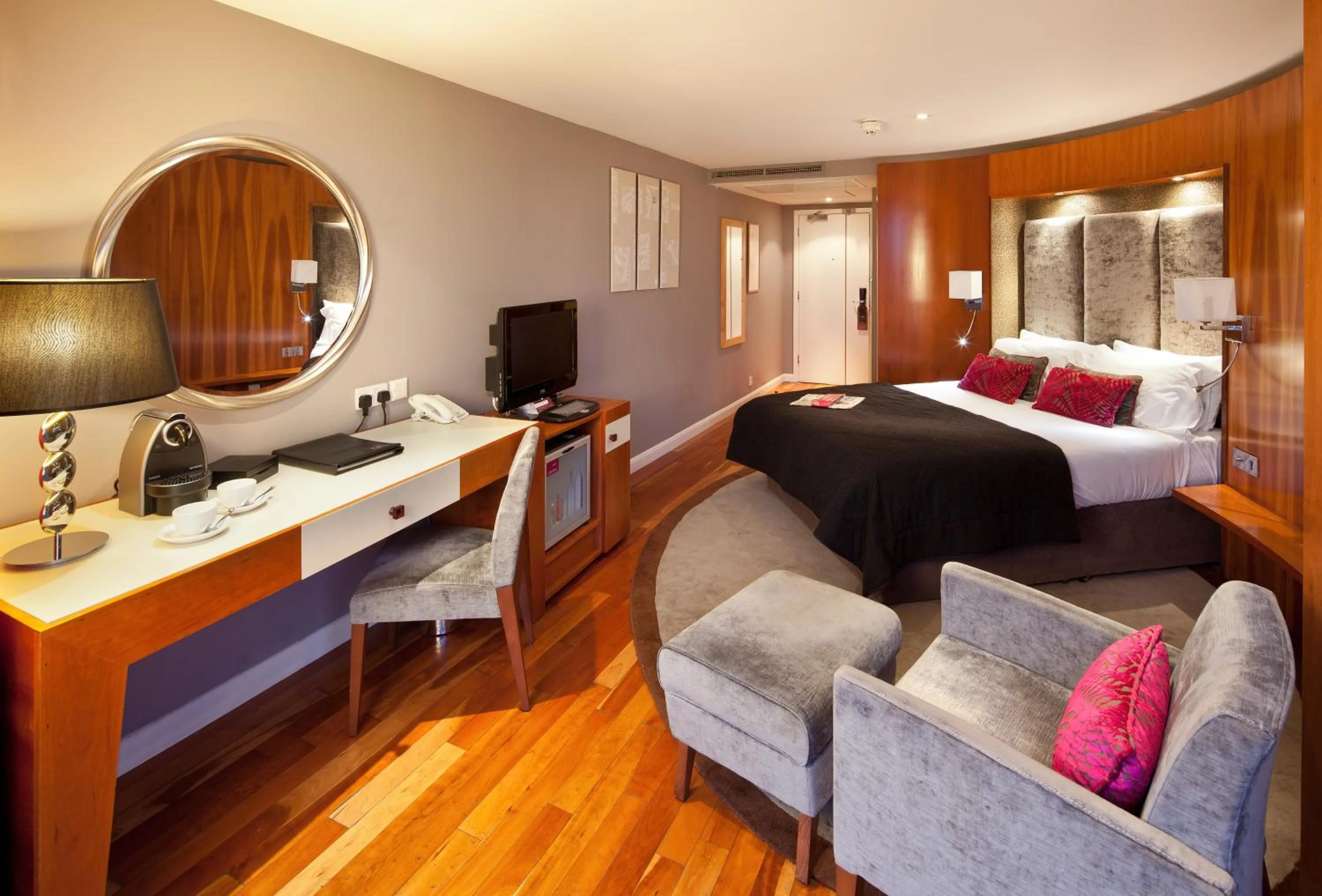 Photo of the whole room in Mercure Brigstow Bristol