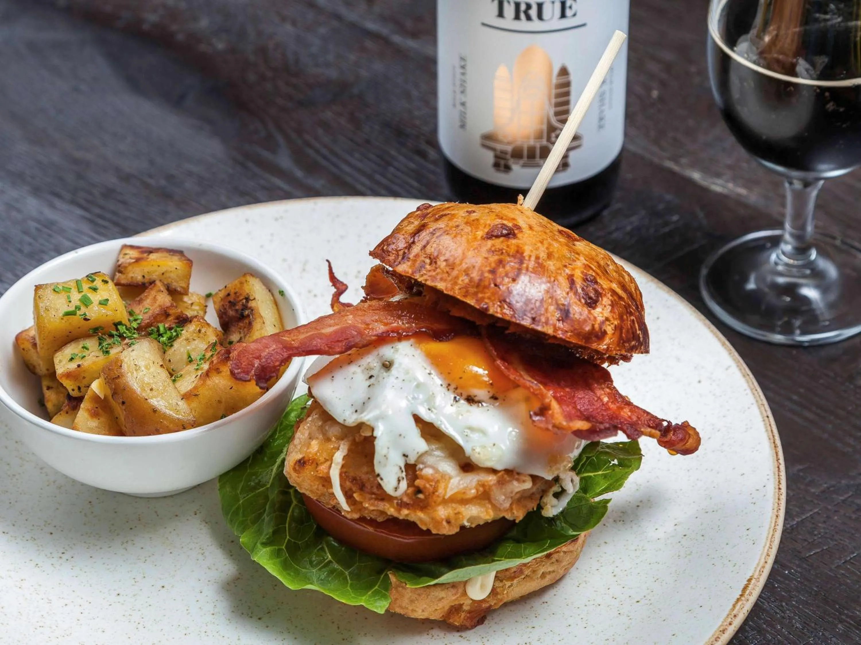 Lounge or bar in Mercure Brigstow Bristol