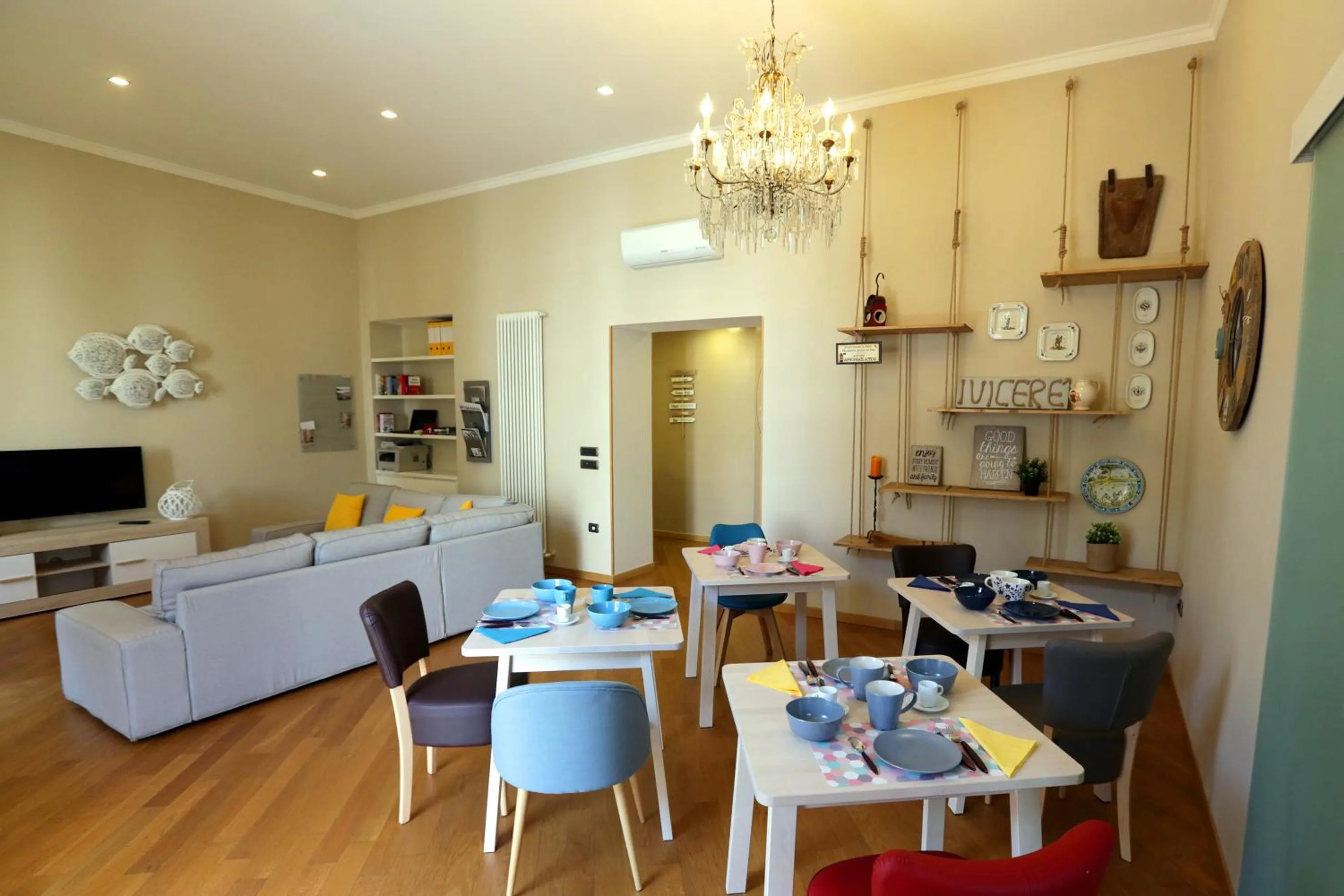 Communal lounge/ TV room in I Vicerè B&B Deluxe