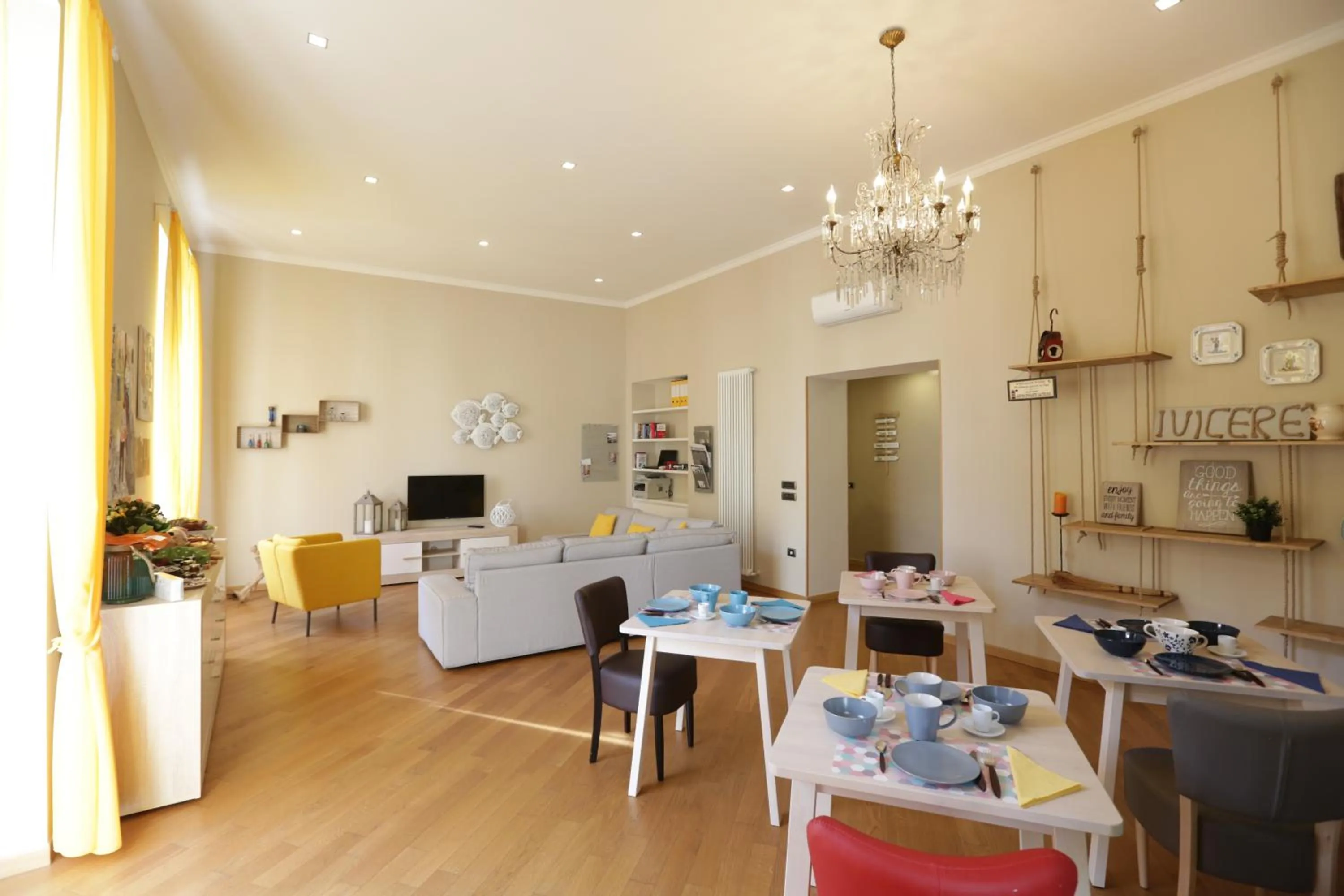 Communal lounge/ TV room in I Vicerè B&B Deluxe