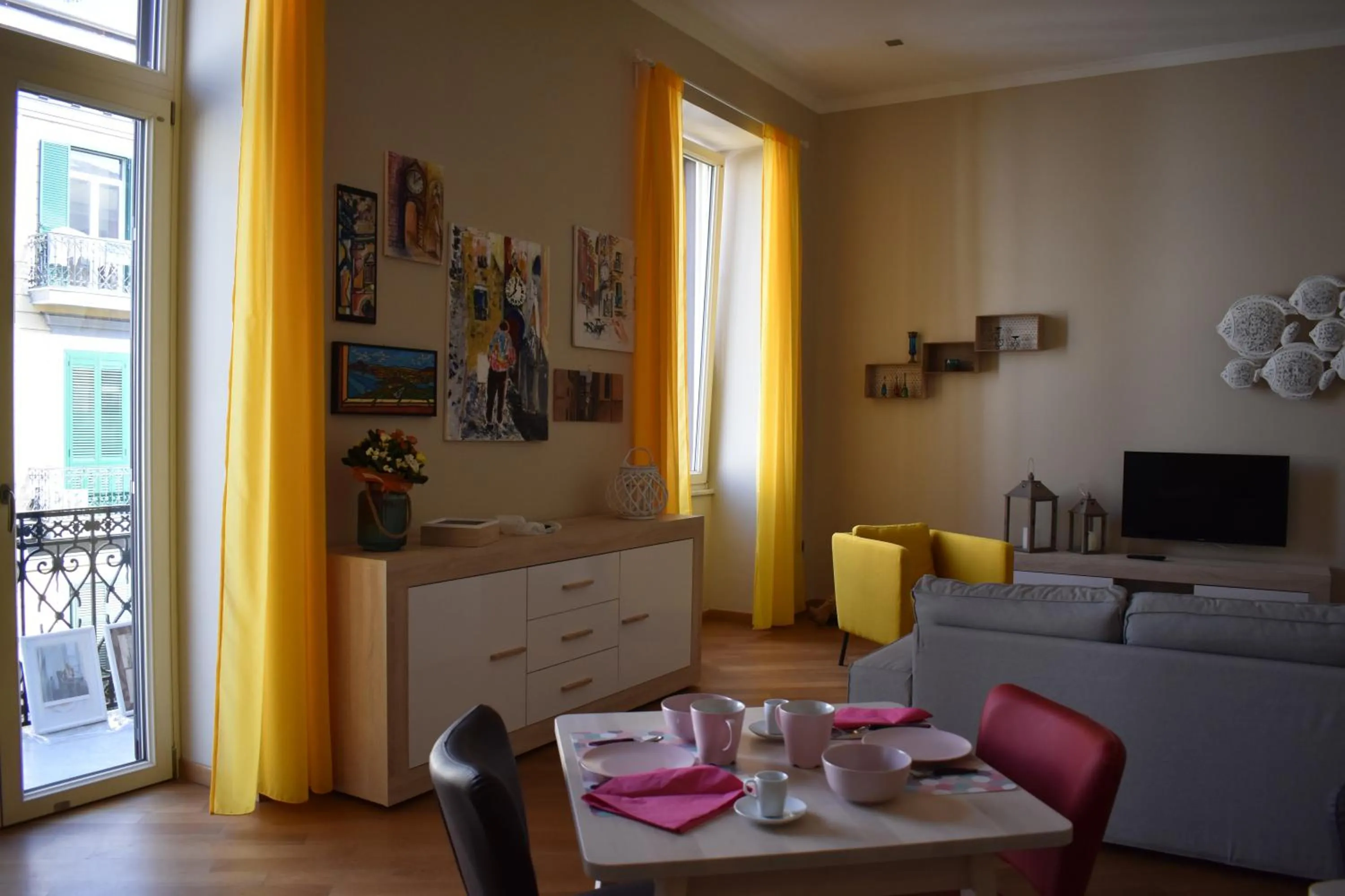 Communal lounge/ TV room in I Vicerè B&B Deluxe