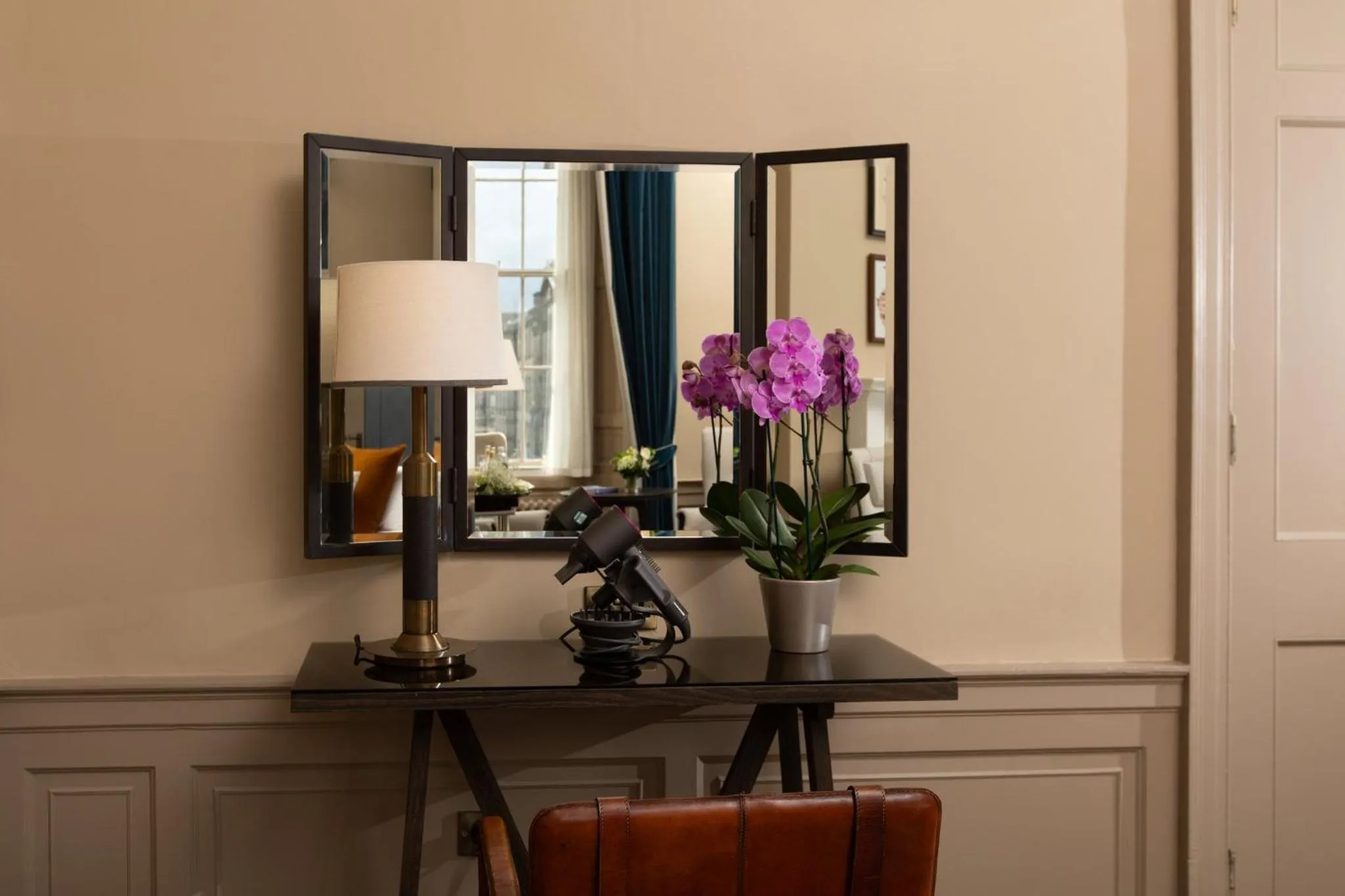 Photo of the whole room in Kimpton Charlotte Square by IHG