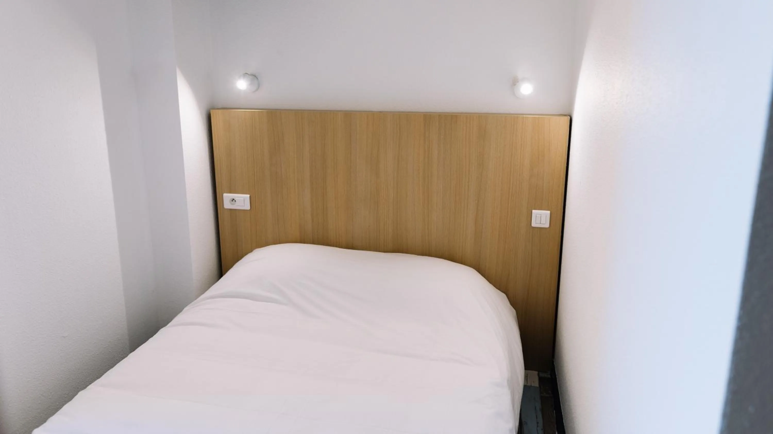 Bed in Welcomotel Limoges