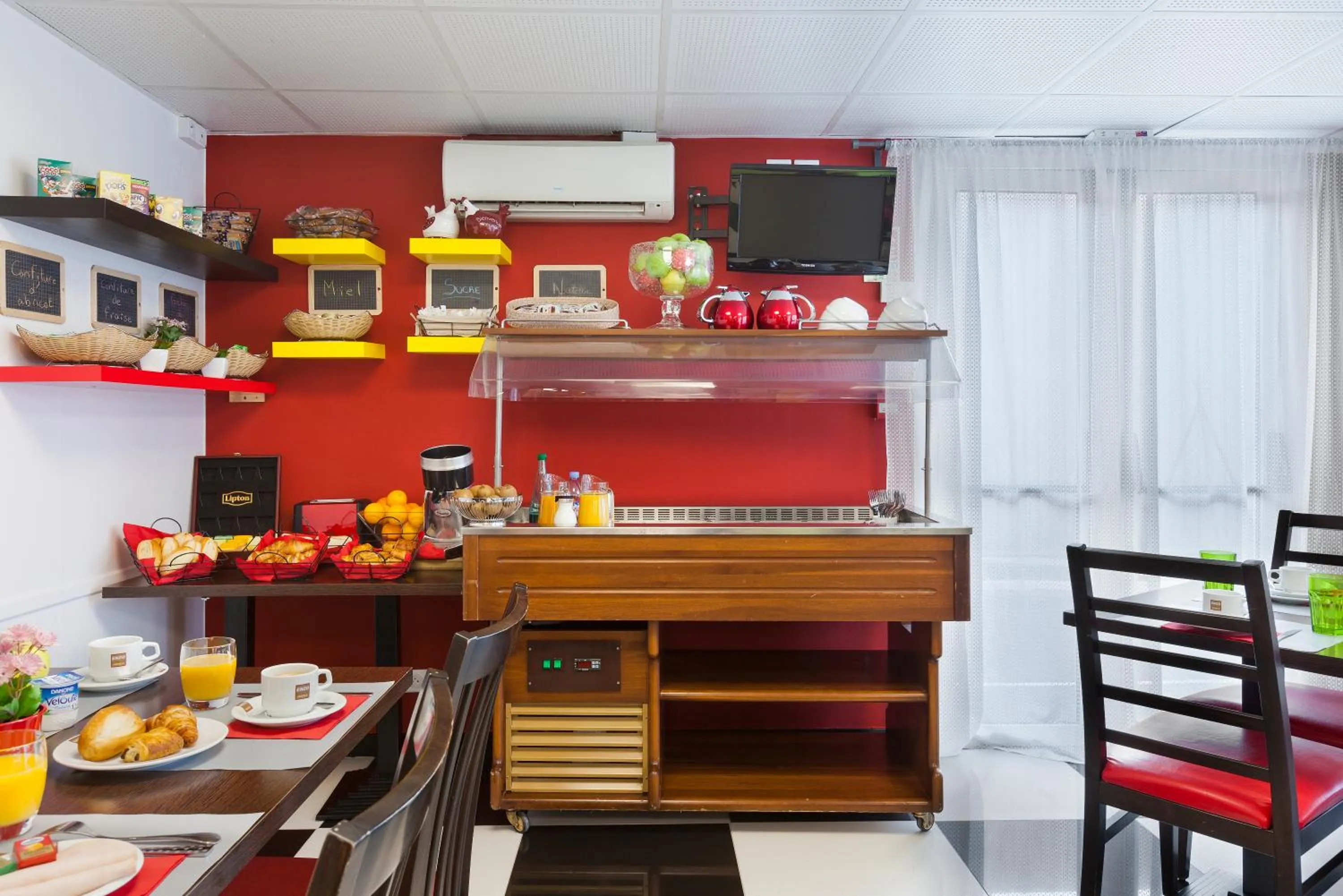 Breakfast in Enzo Hotels Chalons en Champagne