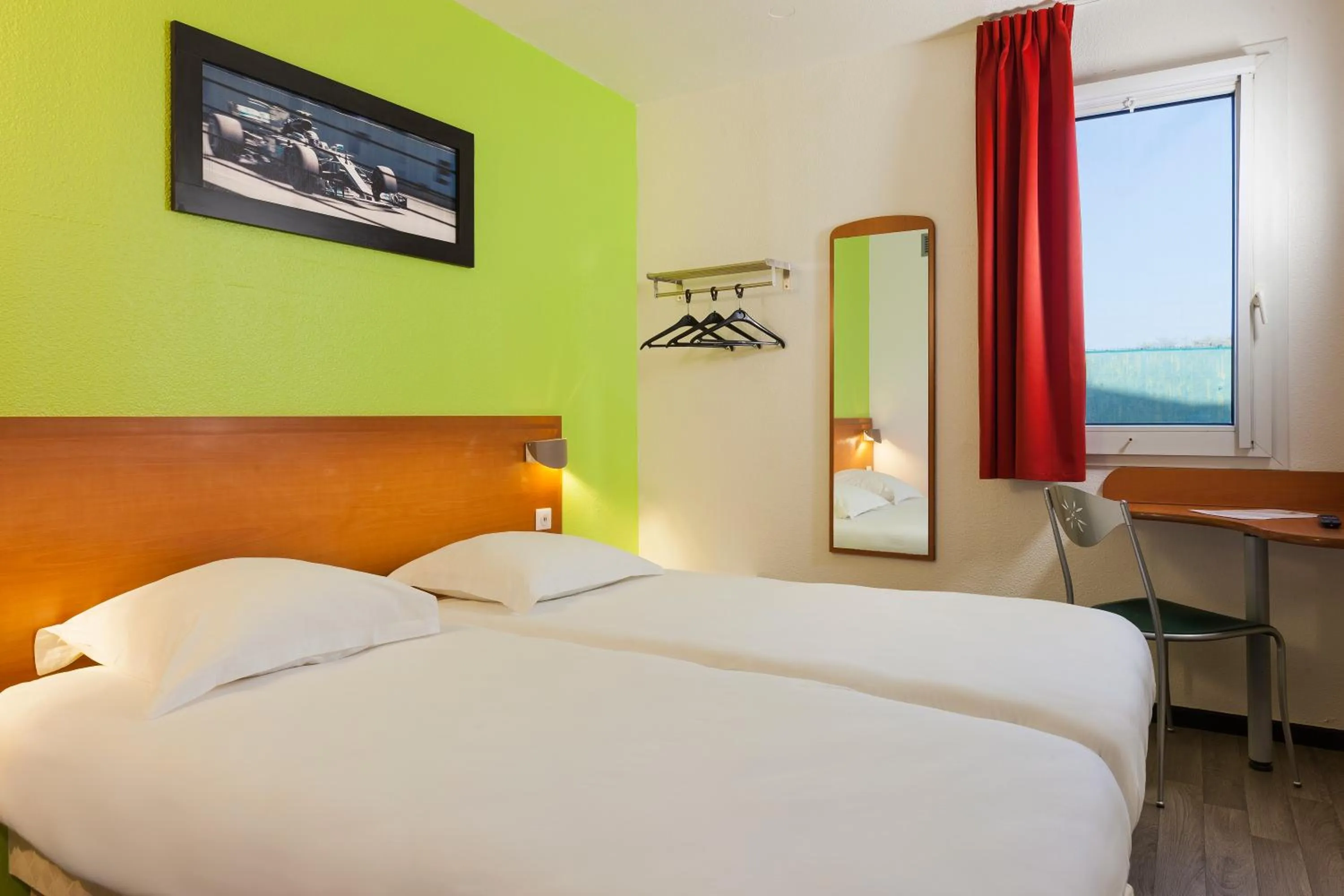 Toilet, Bed in Enzo Hotels Chalons en Champagne