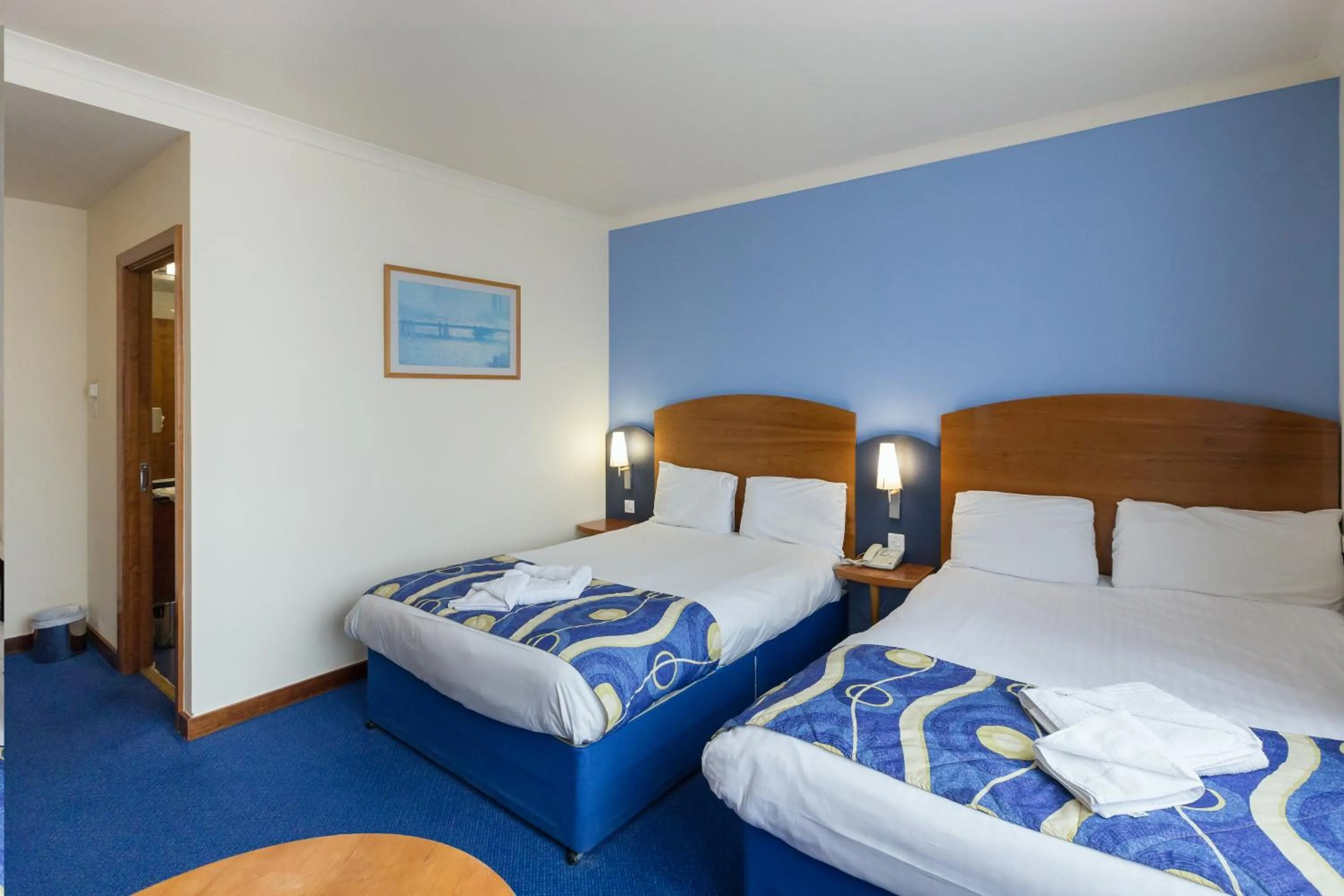 Photo of the whole room, Bed in London - Wembley International Hotel