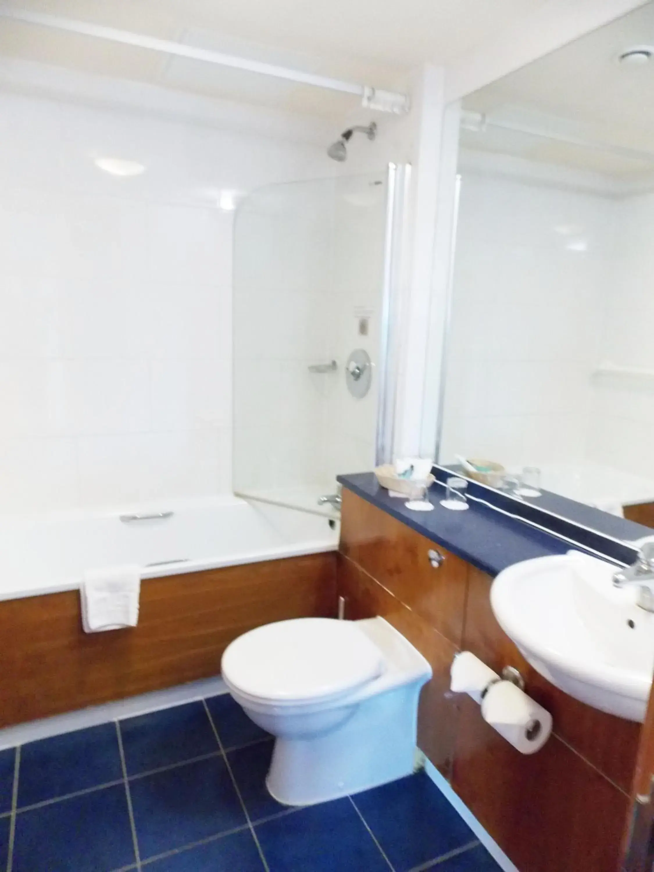 Bathroom in London - Wembley International Hotel Bathroom in London - Wembley International Hotel