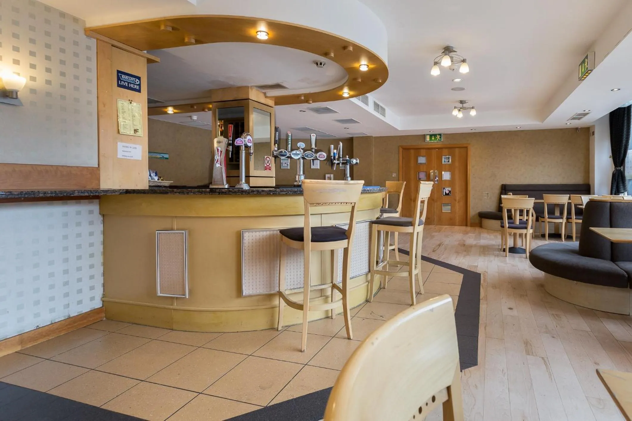 Lounge or bar in London - Wembley International Hotel