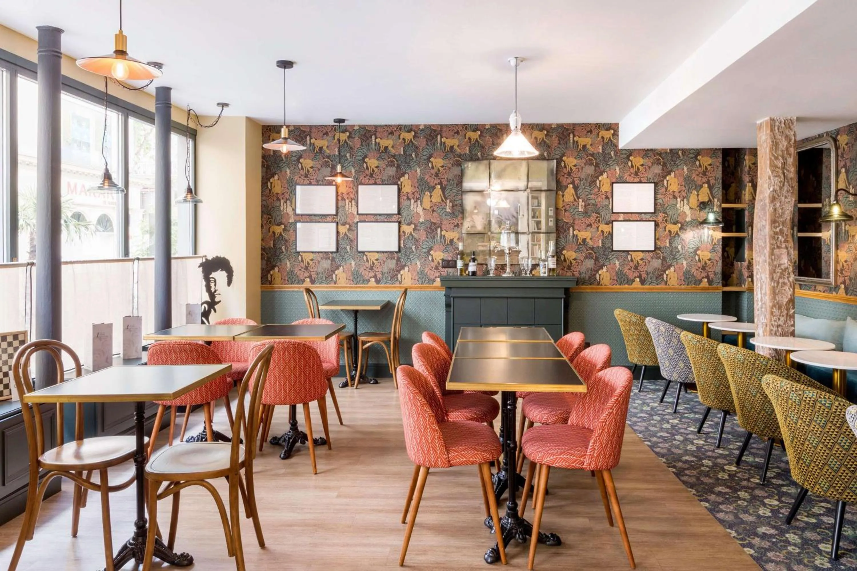 Restaurant/places to eat in Hôtel Littéraire Arthur Rimbaud, BW Signature Collection