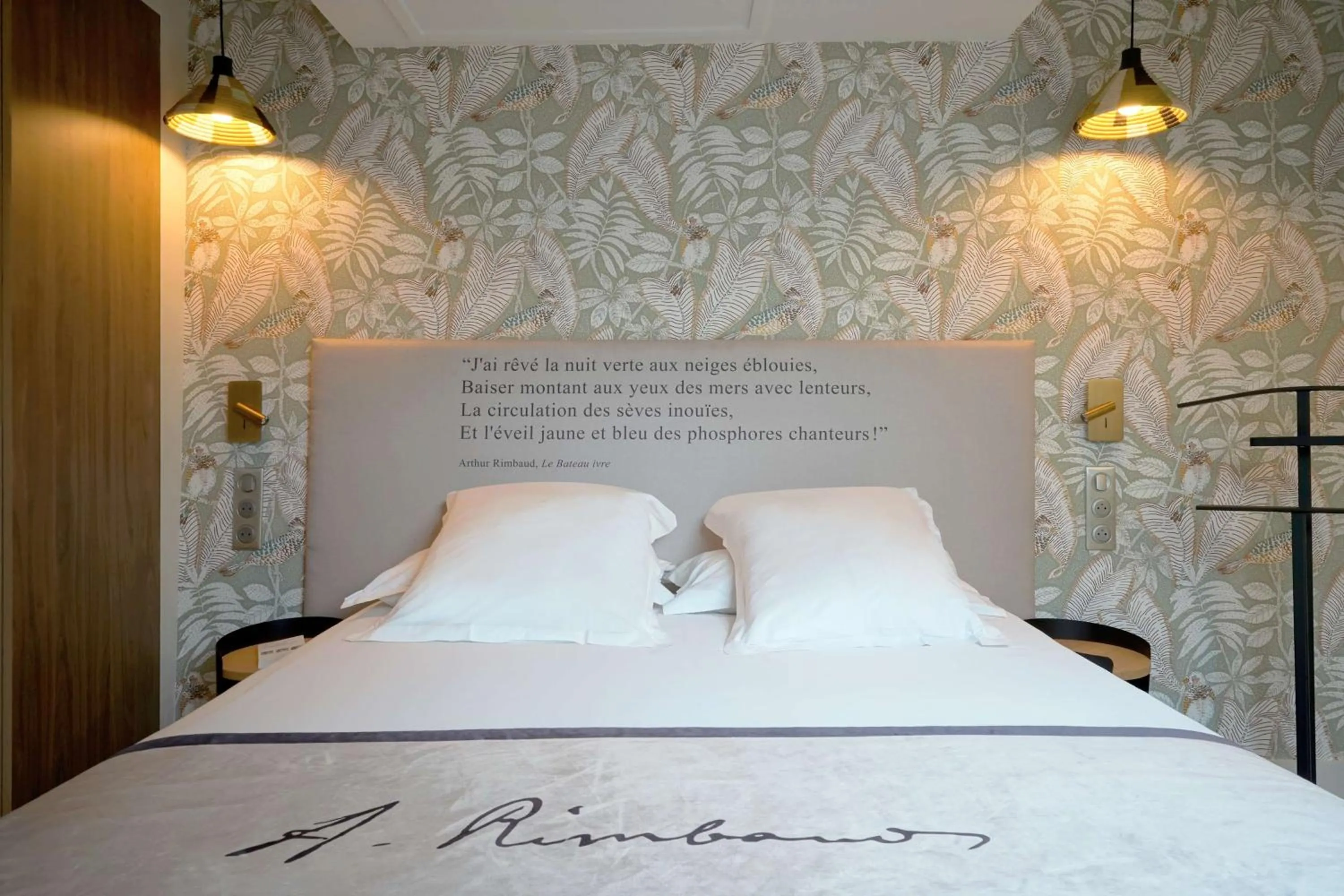 Photo of the whole room, Bed in Hôtel Littéraire Arthur Rimbaud, BW Signature Collection