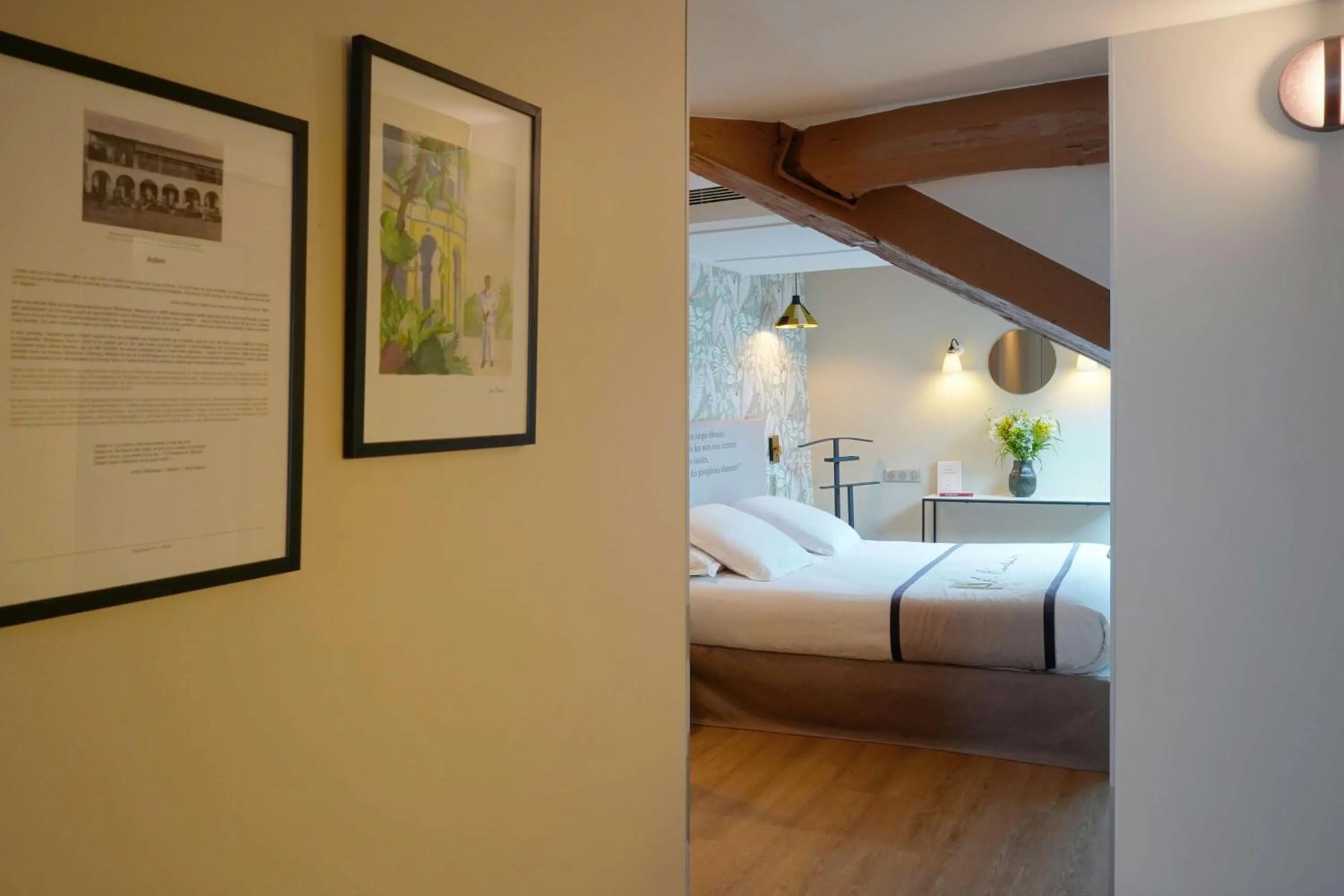 Photo of the whole room, Bed in Hôtel Littéraire Arthur Rimbaud, BW Signature Collection