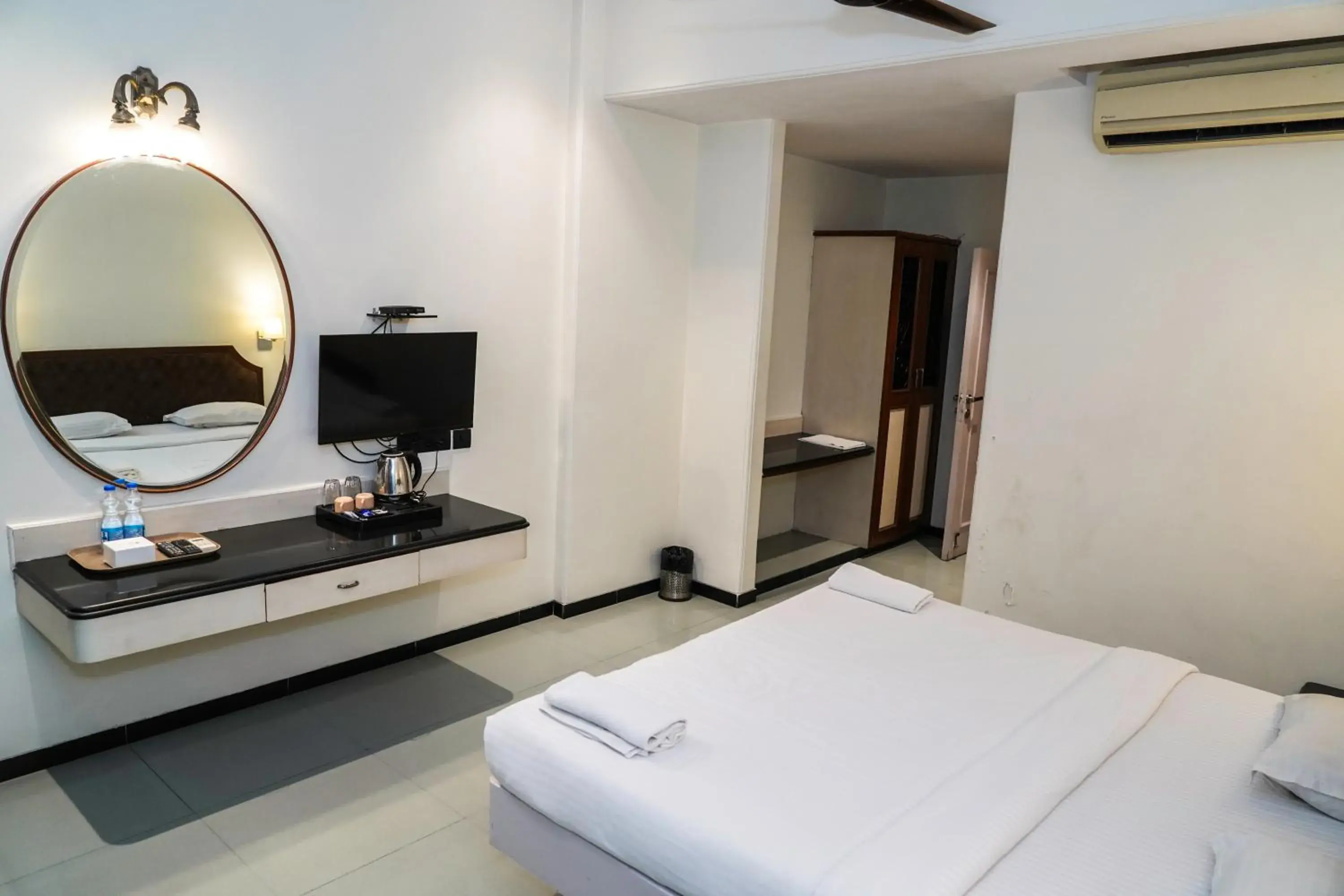 Bedroom, Bed in Hotel Sun Shine Inn Bedroom, Bed in Hotel Sun Shine Inn