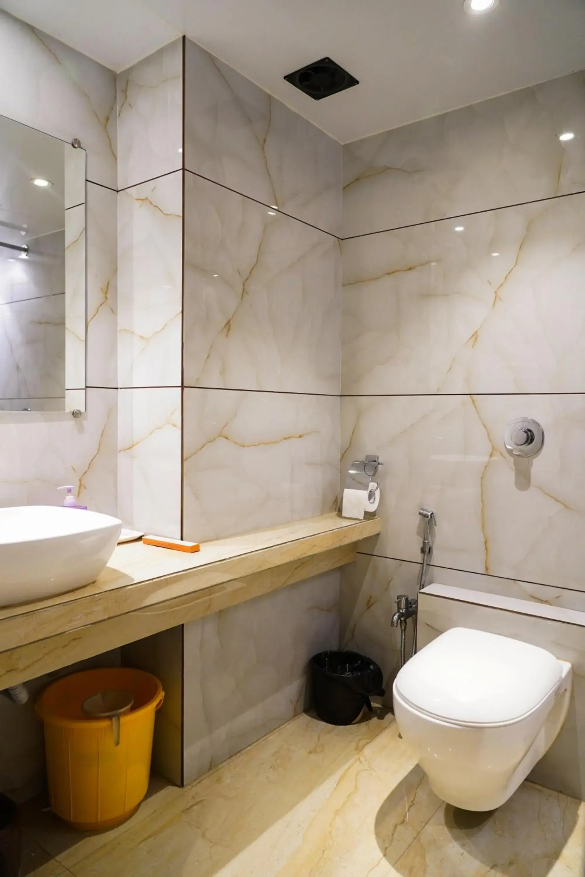 Toilet in Hotel Sun Shine Inn Toilet in Hotel Sun Shine Inn