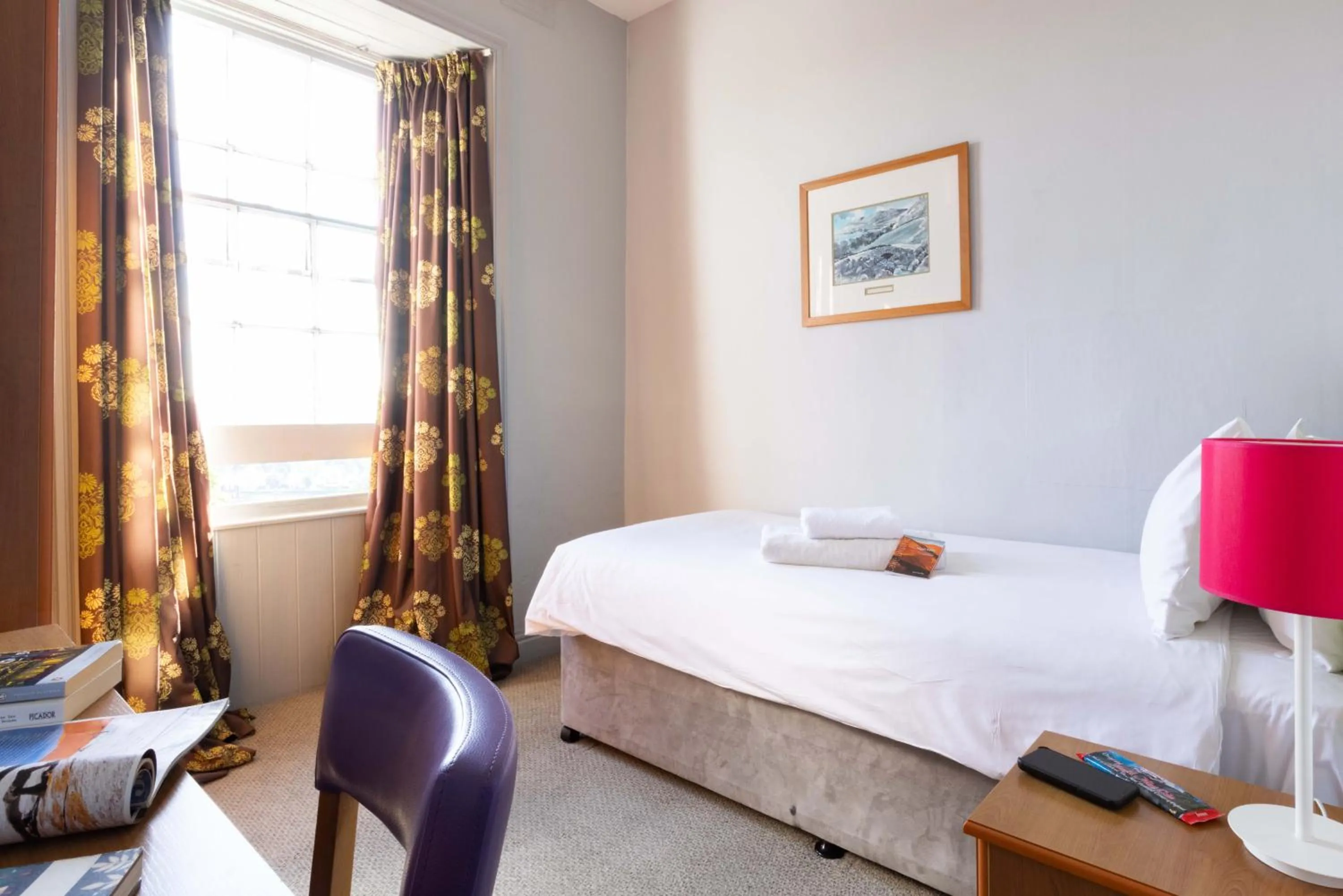 Bedroom, Bed in George Hotel