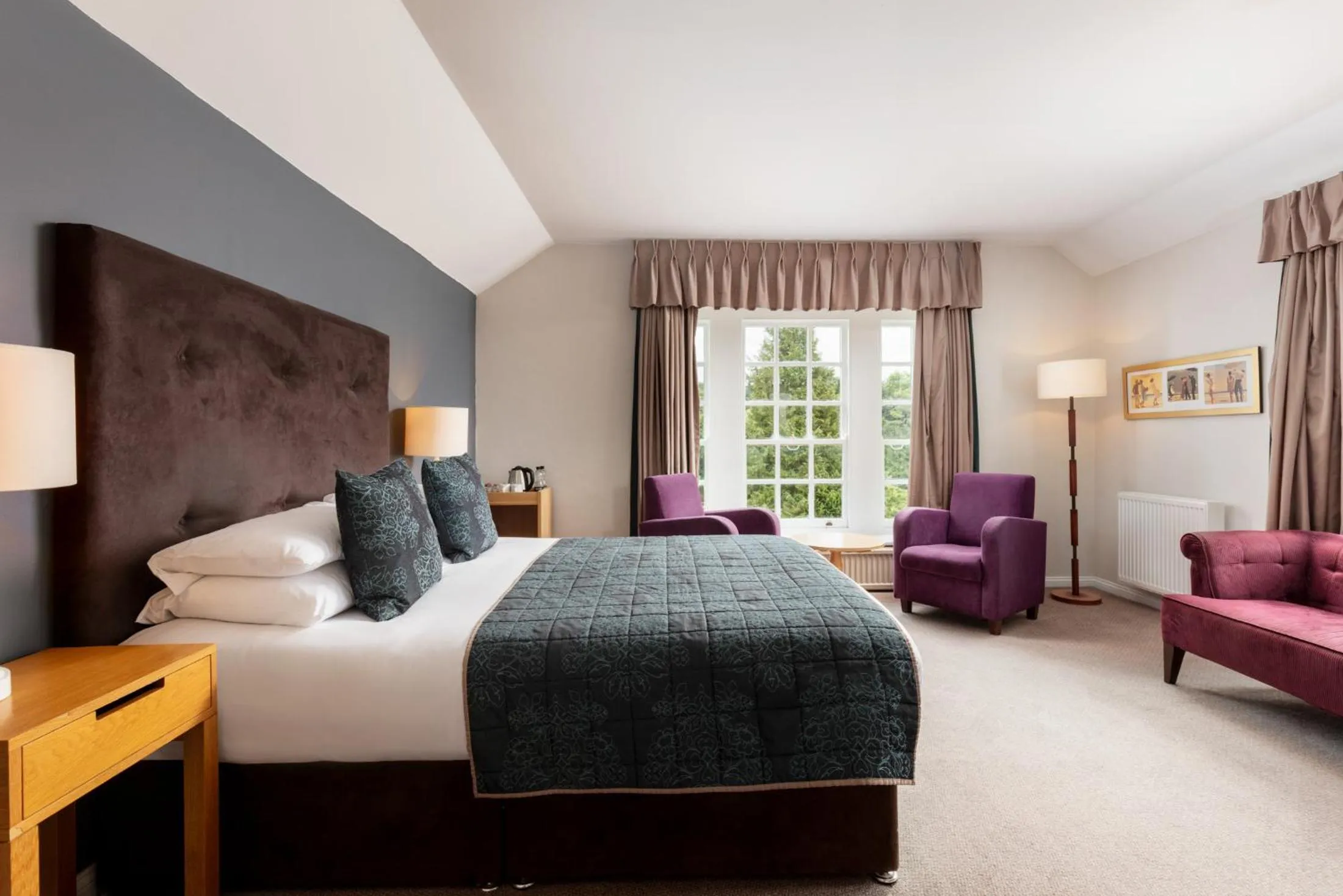 Photo of the whole room, Bed in George Hotel