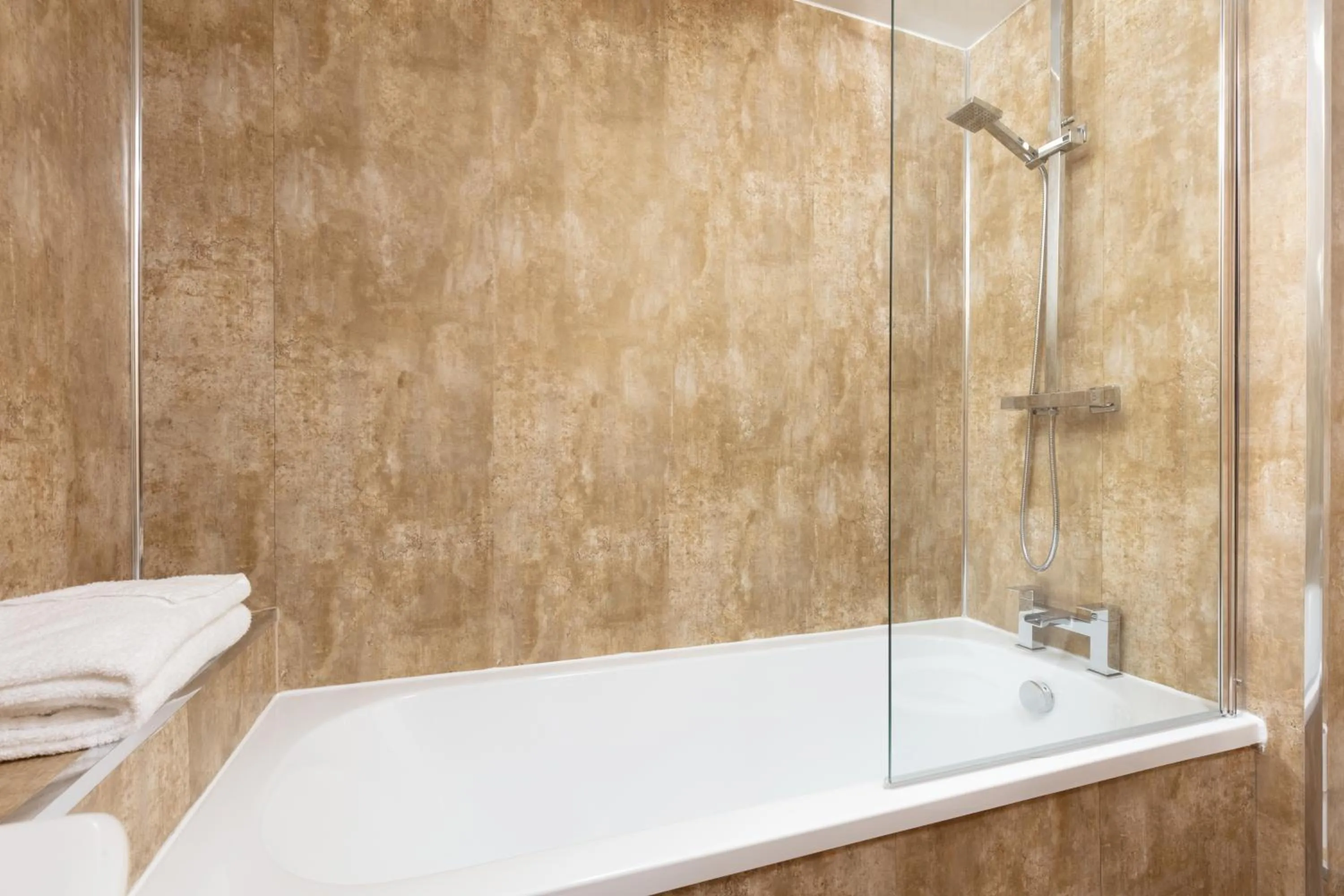 Shower in George Hotel