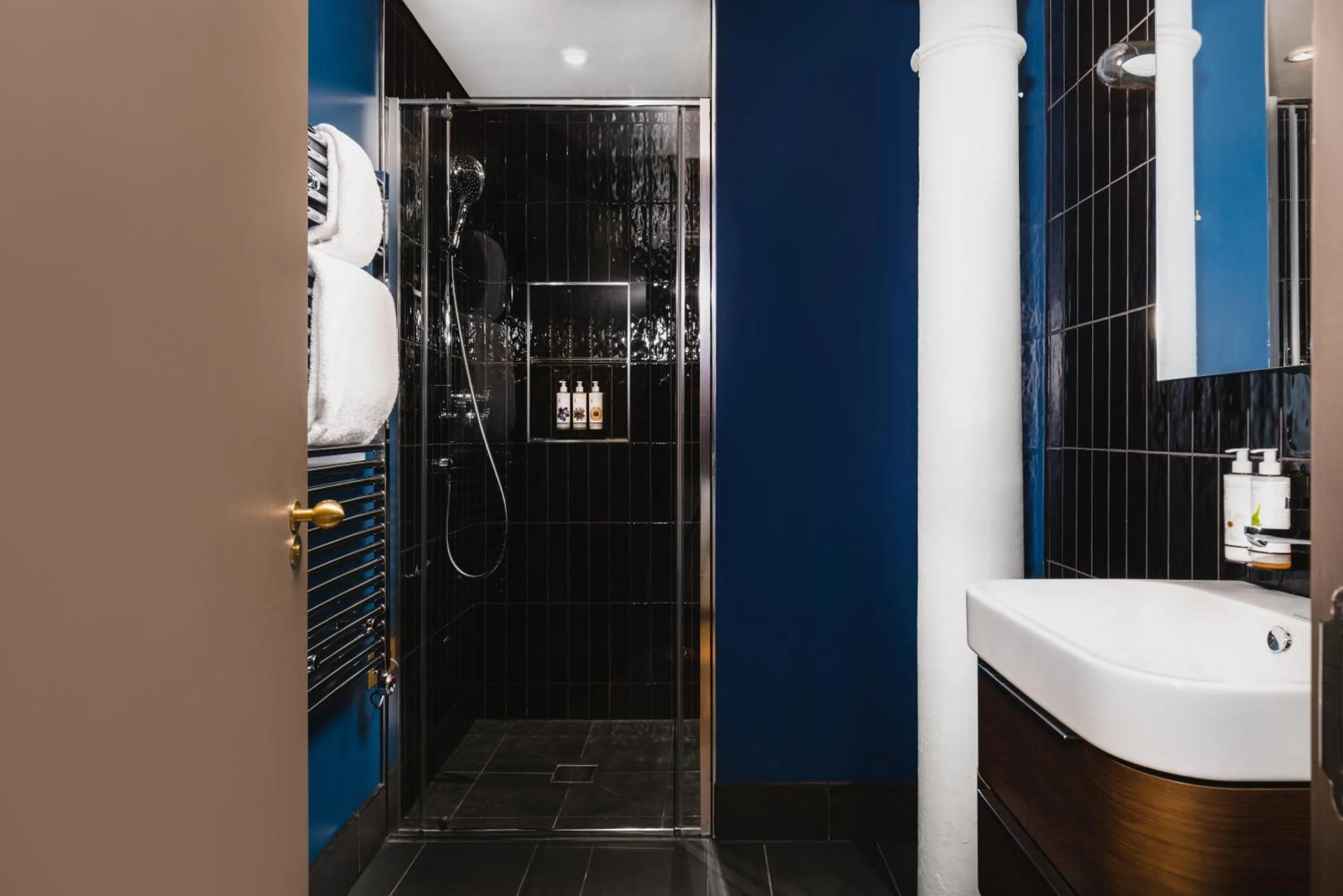 Shower in Native Manchester