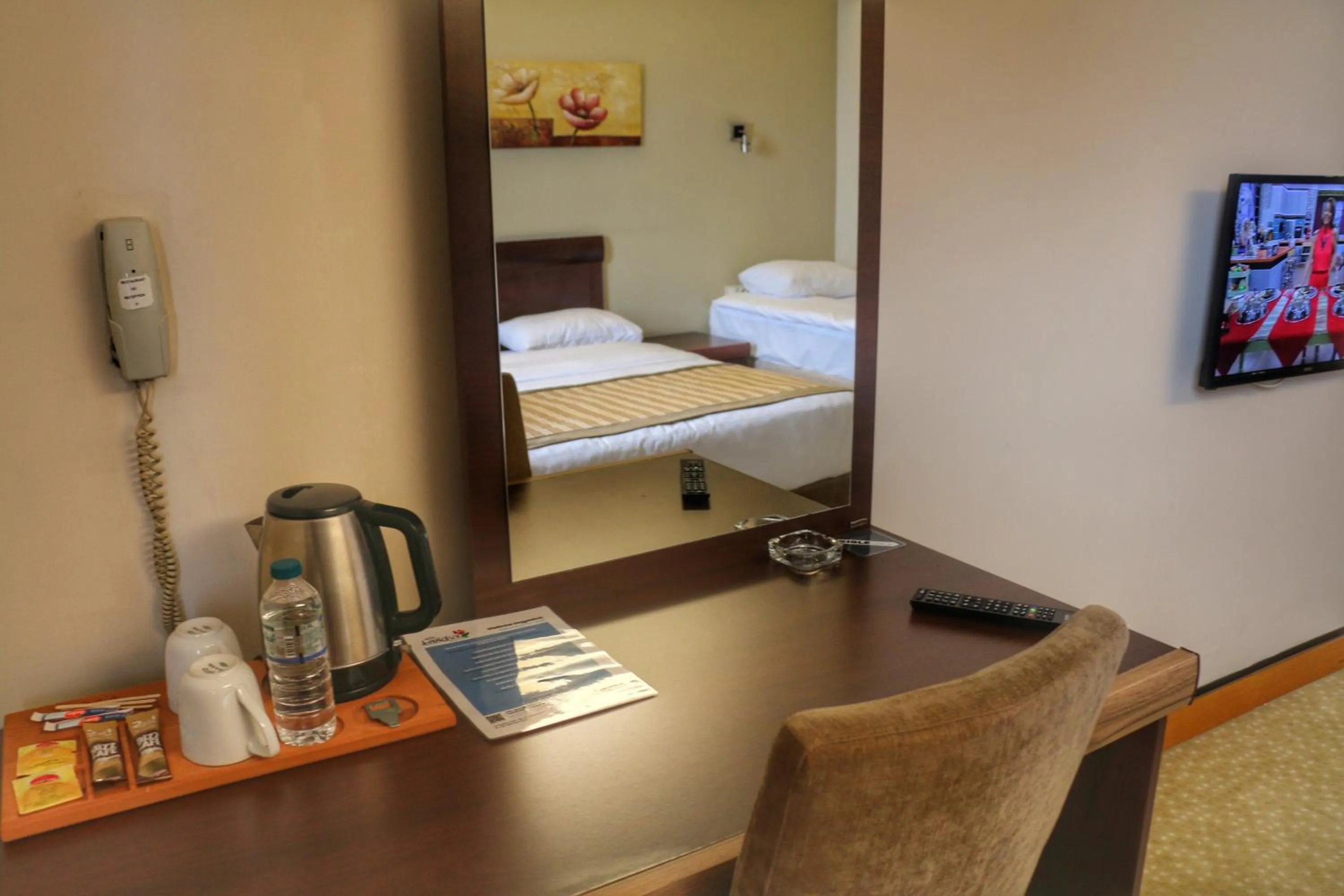 Coffee/tea facilities, Bed in Hotel Lazlakar