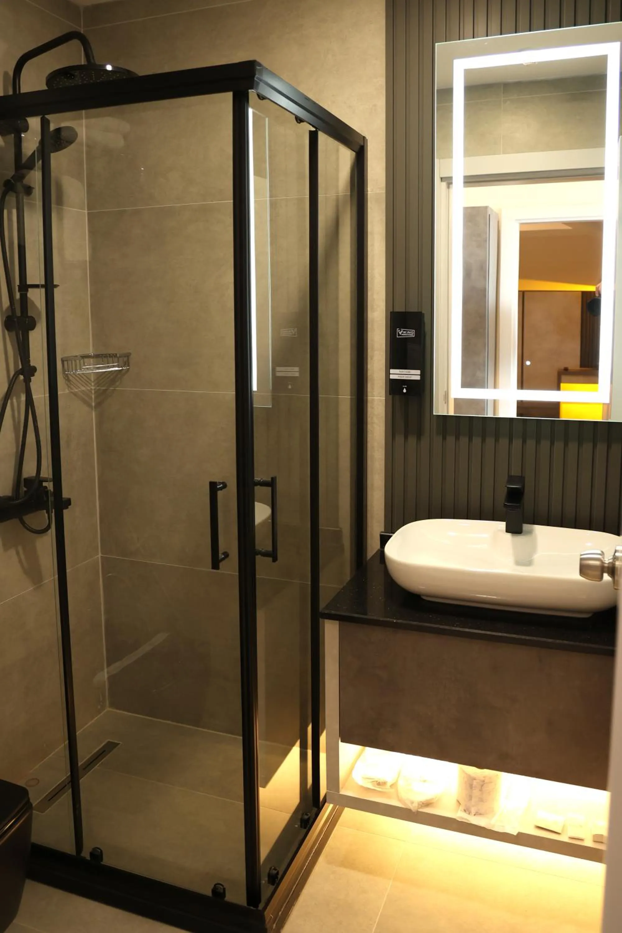 Shower in Hotel Lazlakar