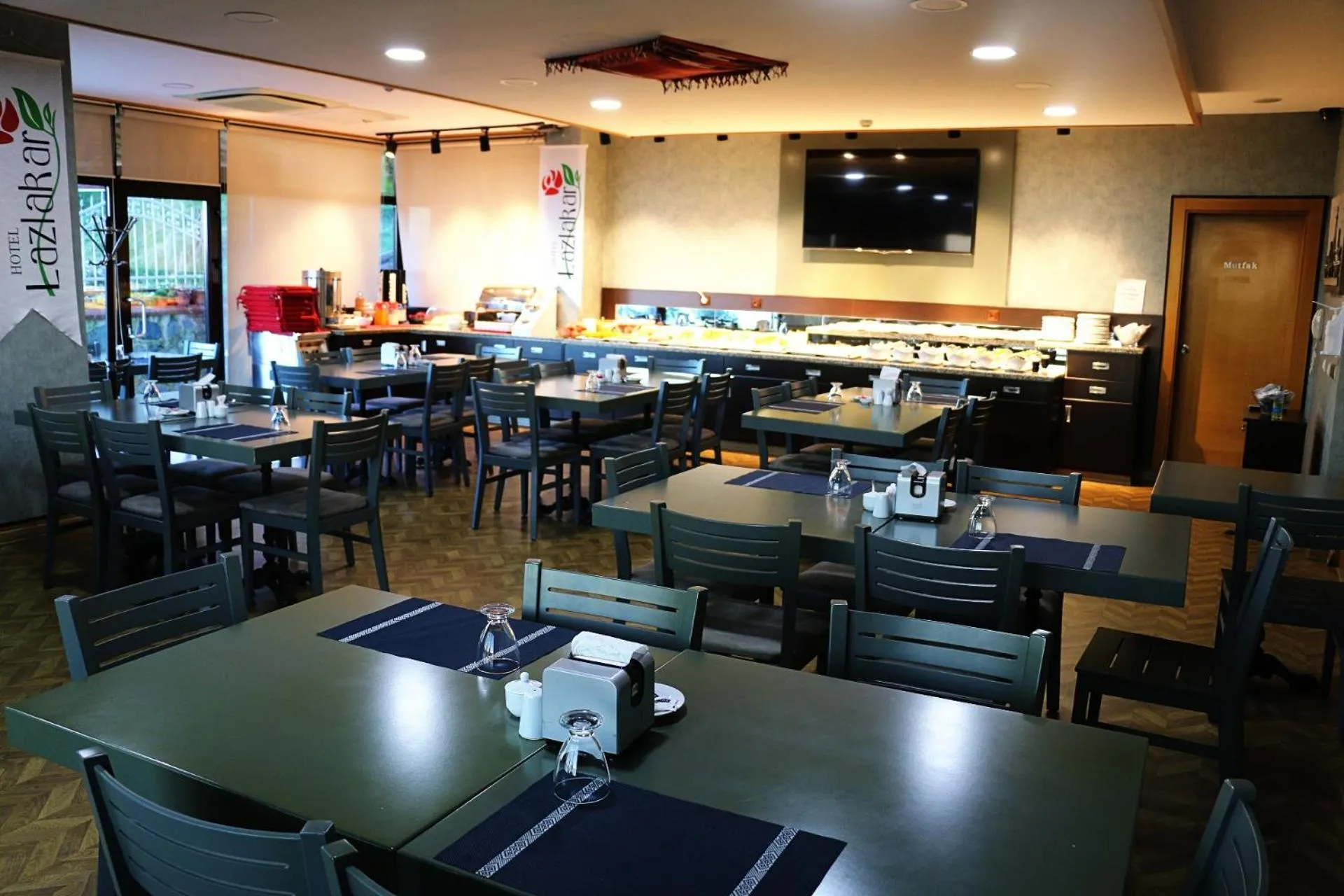 Restaurant/places to eat in Hotel Lazlakar