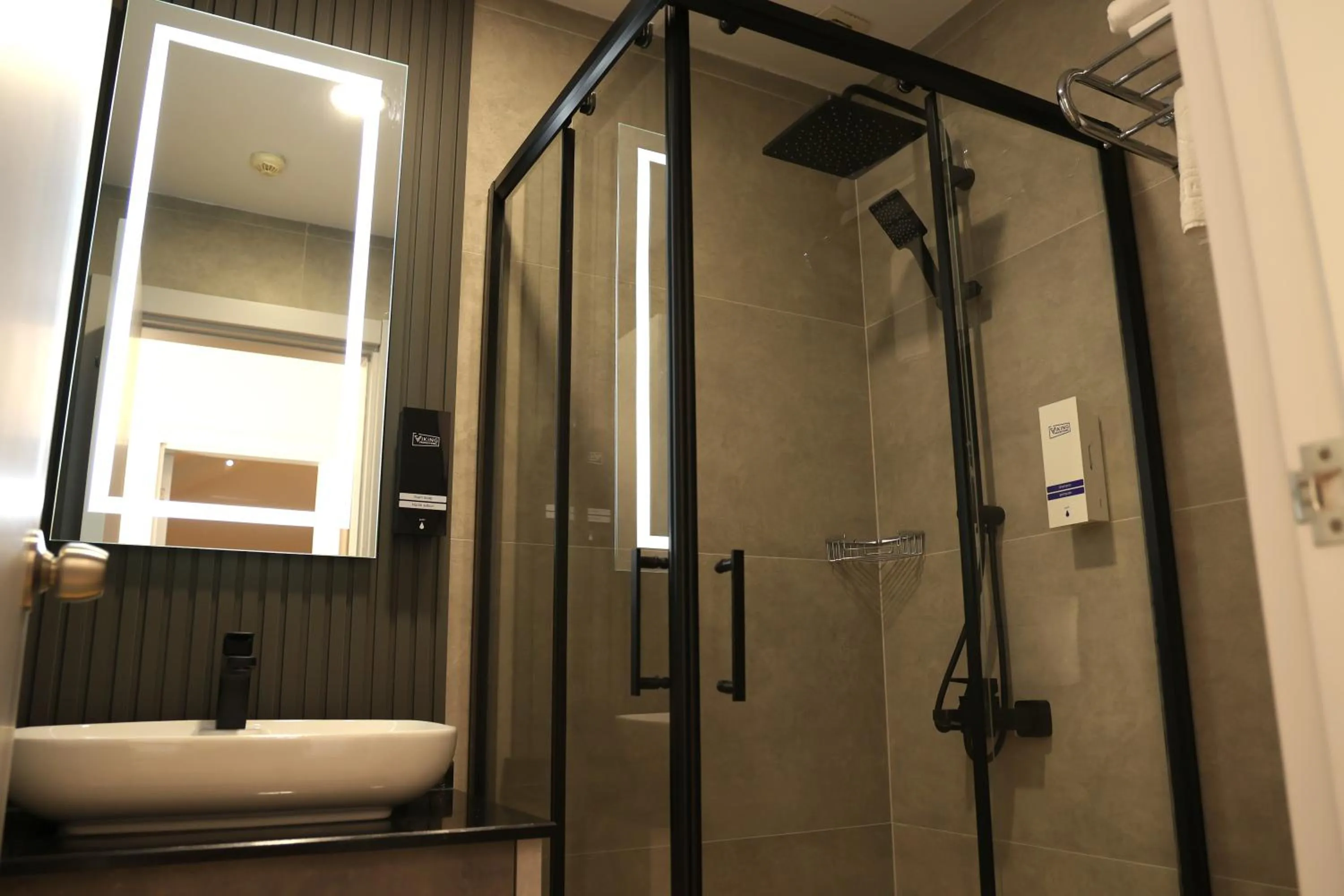 Shower in Hotel Lazlakar