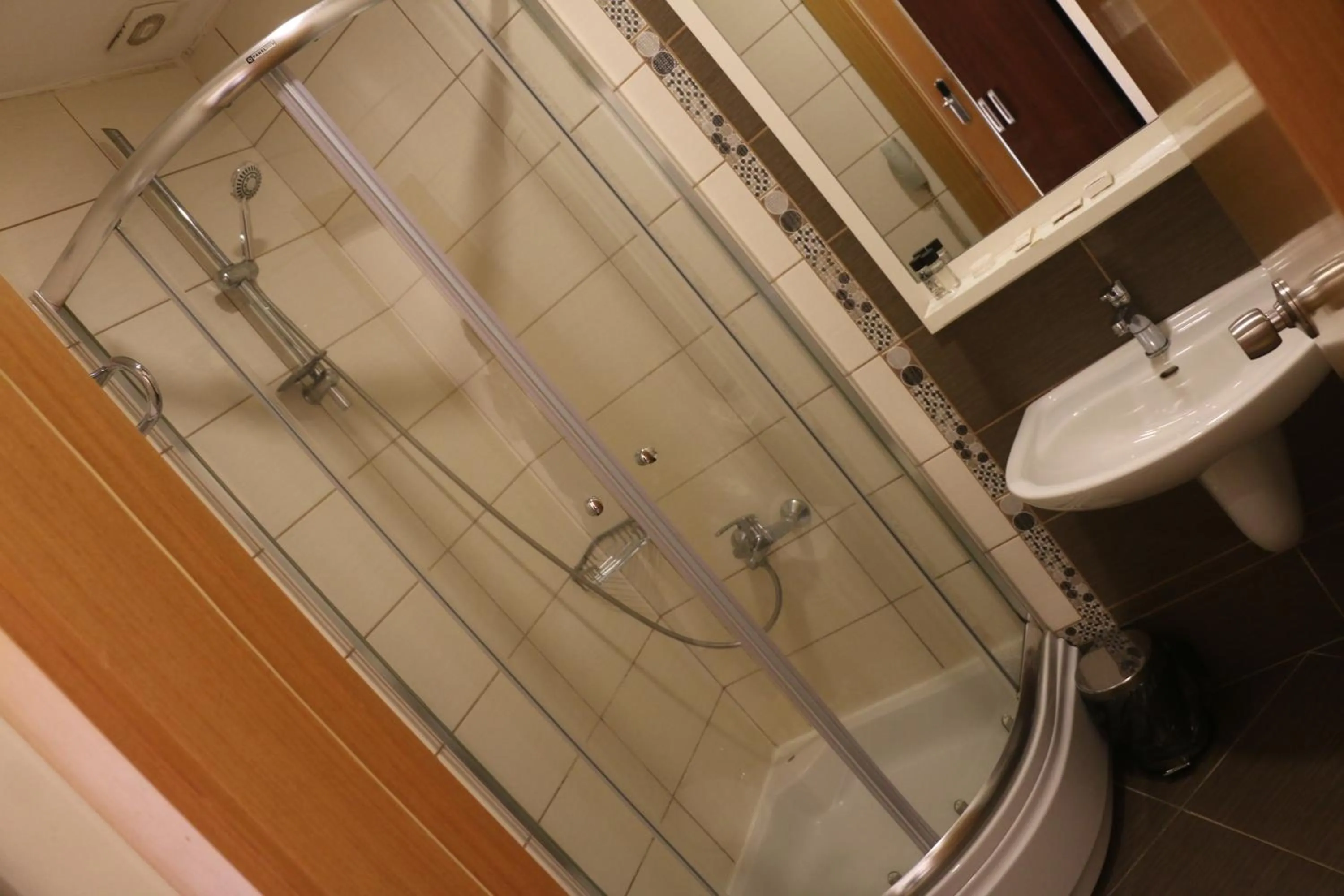 Shower in Hotel Lazlakar