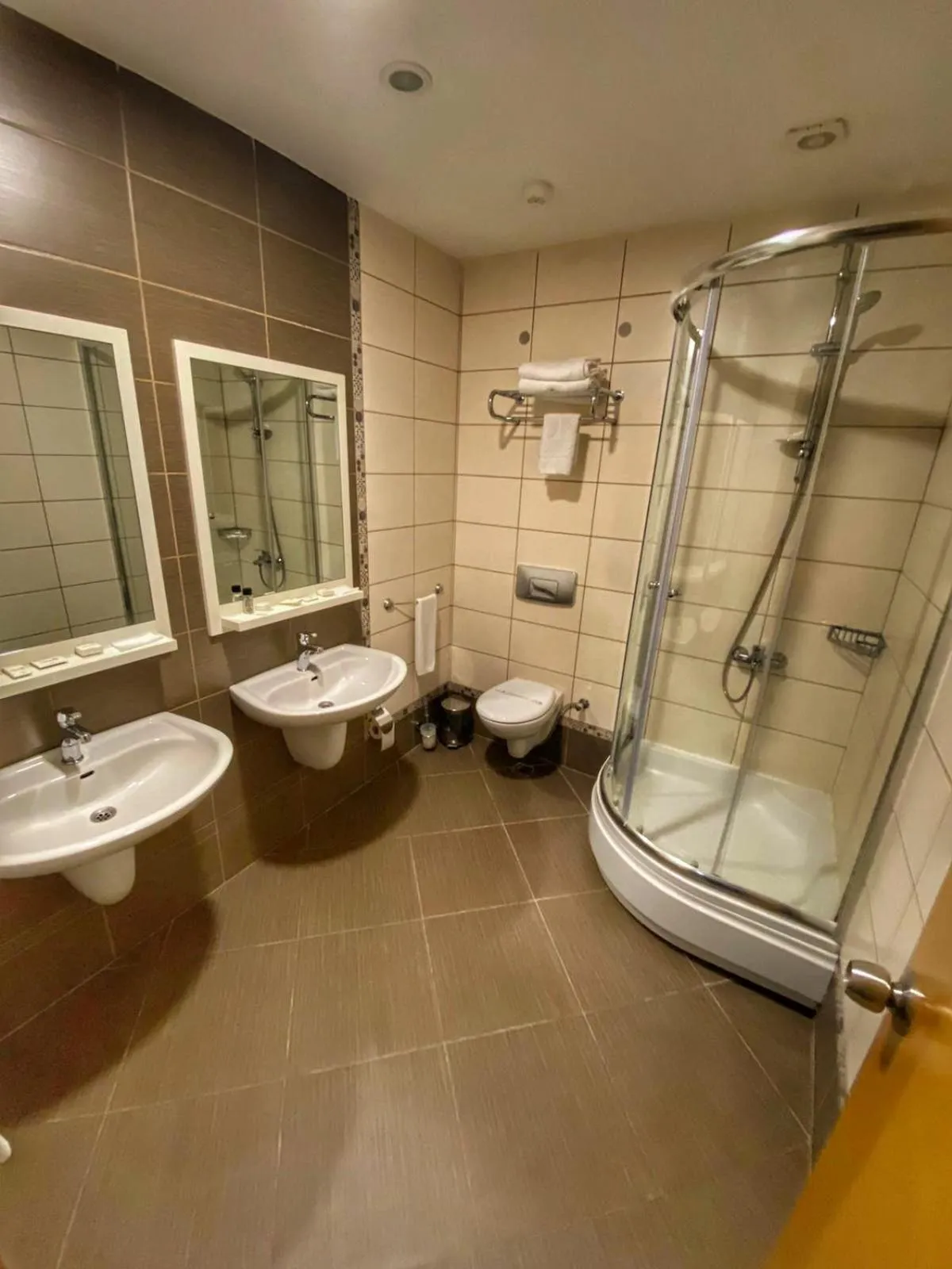 Shower in Hotel Lazlakar