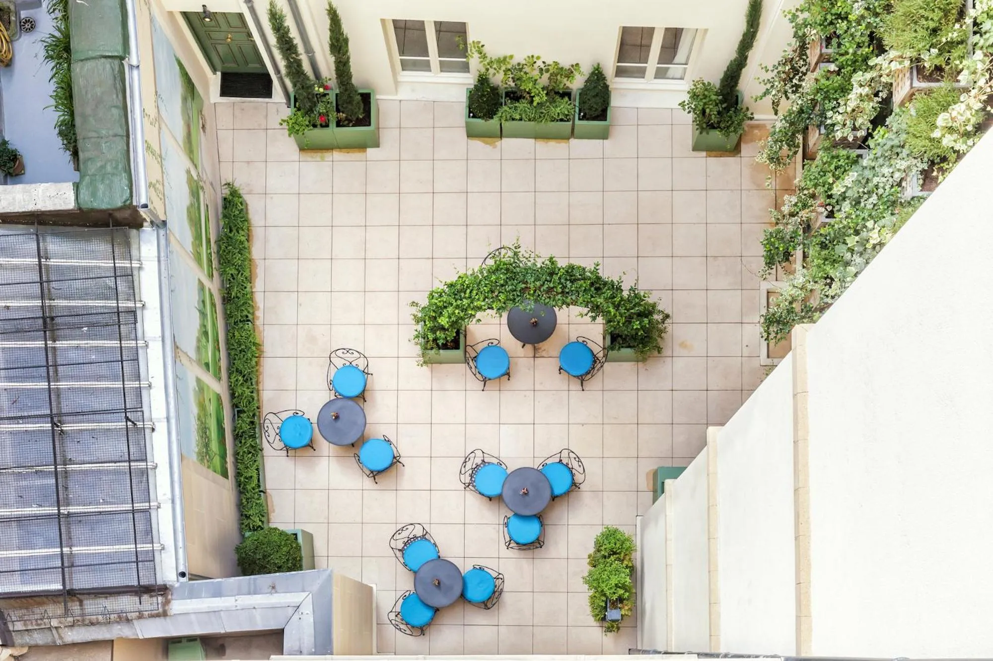 Inner courtyard view in Villa Panthéon