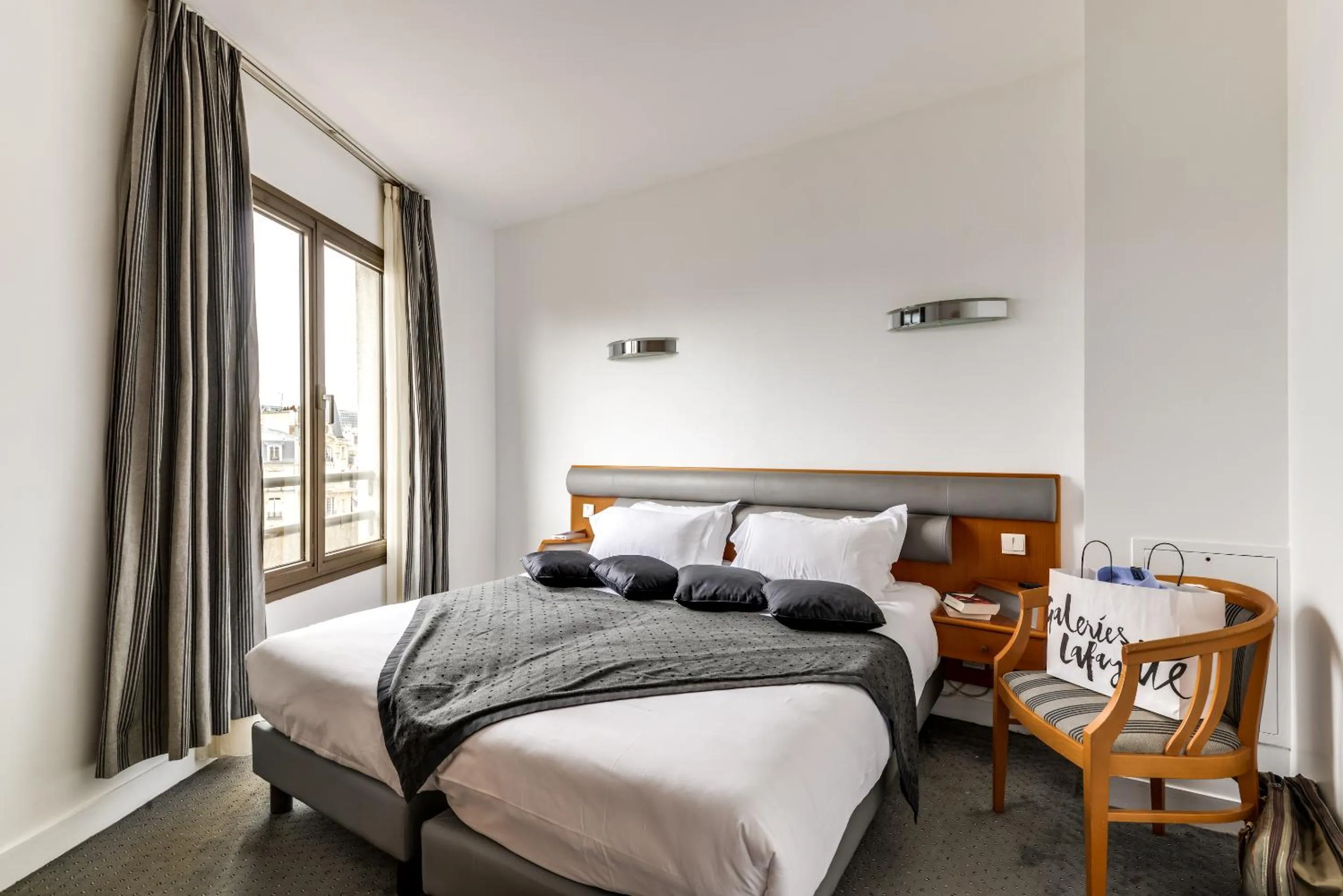 Bed in Villa Luxembourg