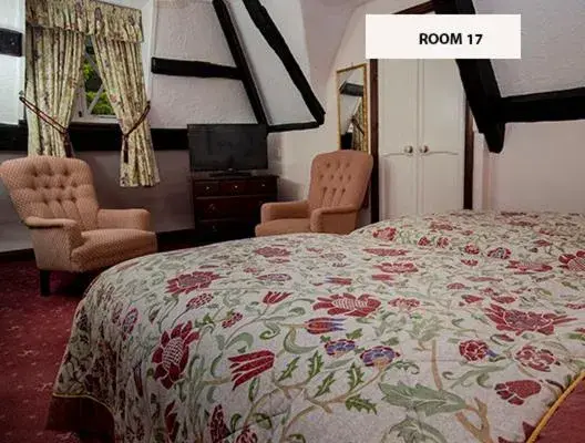 Room 17 & 18 - Main Hotel - Steep stairs/low beams - Triple Room in Stow Lodge Hotel Room 17 & 18 - Main Hotel - Steep stairs/low beams - Triple Room in Stow Lodge Hotel