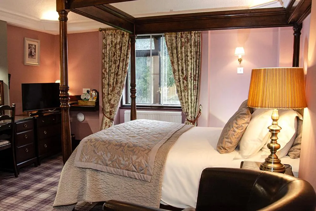 Room 8 - Four Poster Double with Church View - Main Hotel in Stow Lodge Hotel