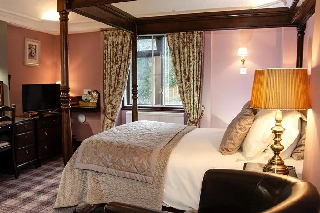 Room 8 - Four Poster Double with Church View - Main Hotel in Stow Lodge Hotel Room 8 - Four Poster Double with Church View - Main Hotel in Stow Lodge Hotel