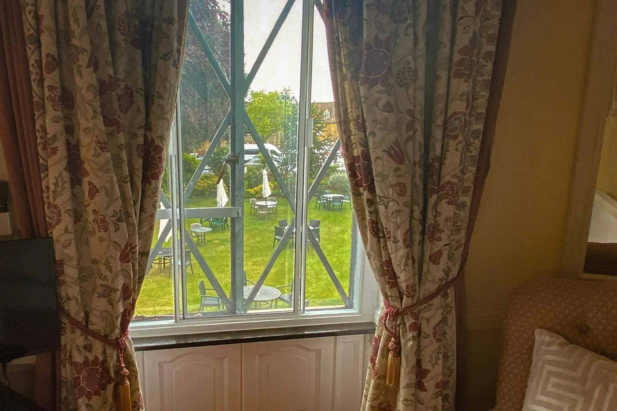 Room 1 - single occupancy - Main Hotel - Single Room with Garden View in Stow Lodge Hotel