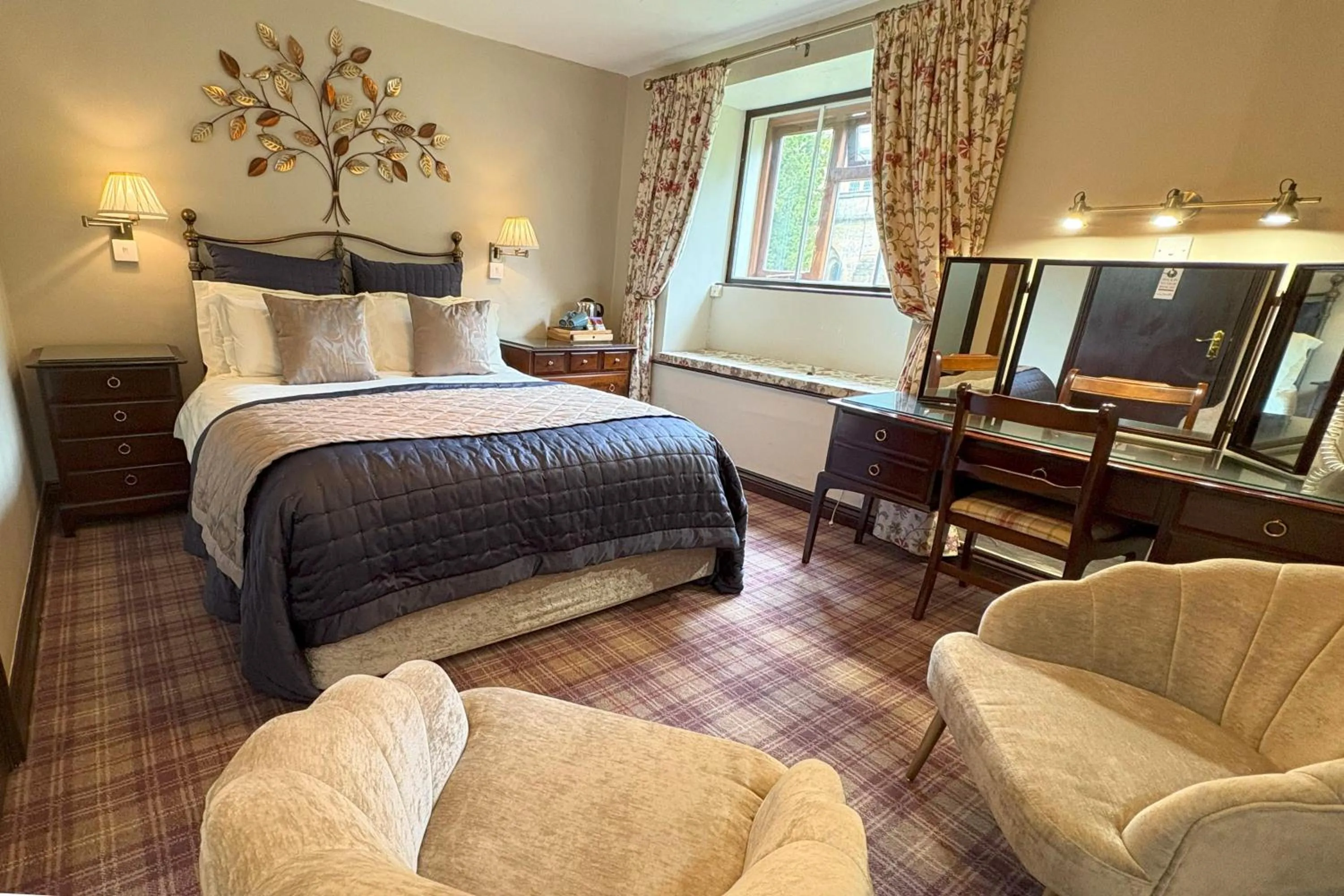 Room 10 - Main Hotel - Standard Double with Church View in Stow Lodge Hotel
