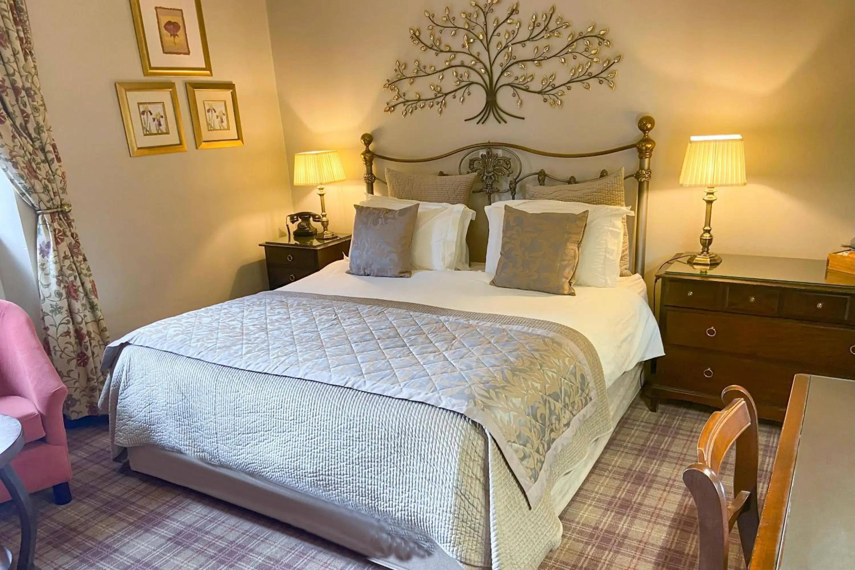 Room 9 - Main Hotel - Standard Twin/Double with Church View in Stow Lodge Hotel Room 9 - Main Hotel - Standard Twin/Double with Church View in Stow Lodge Hotel